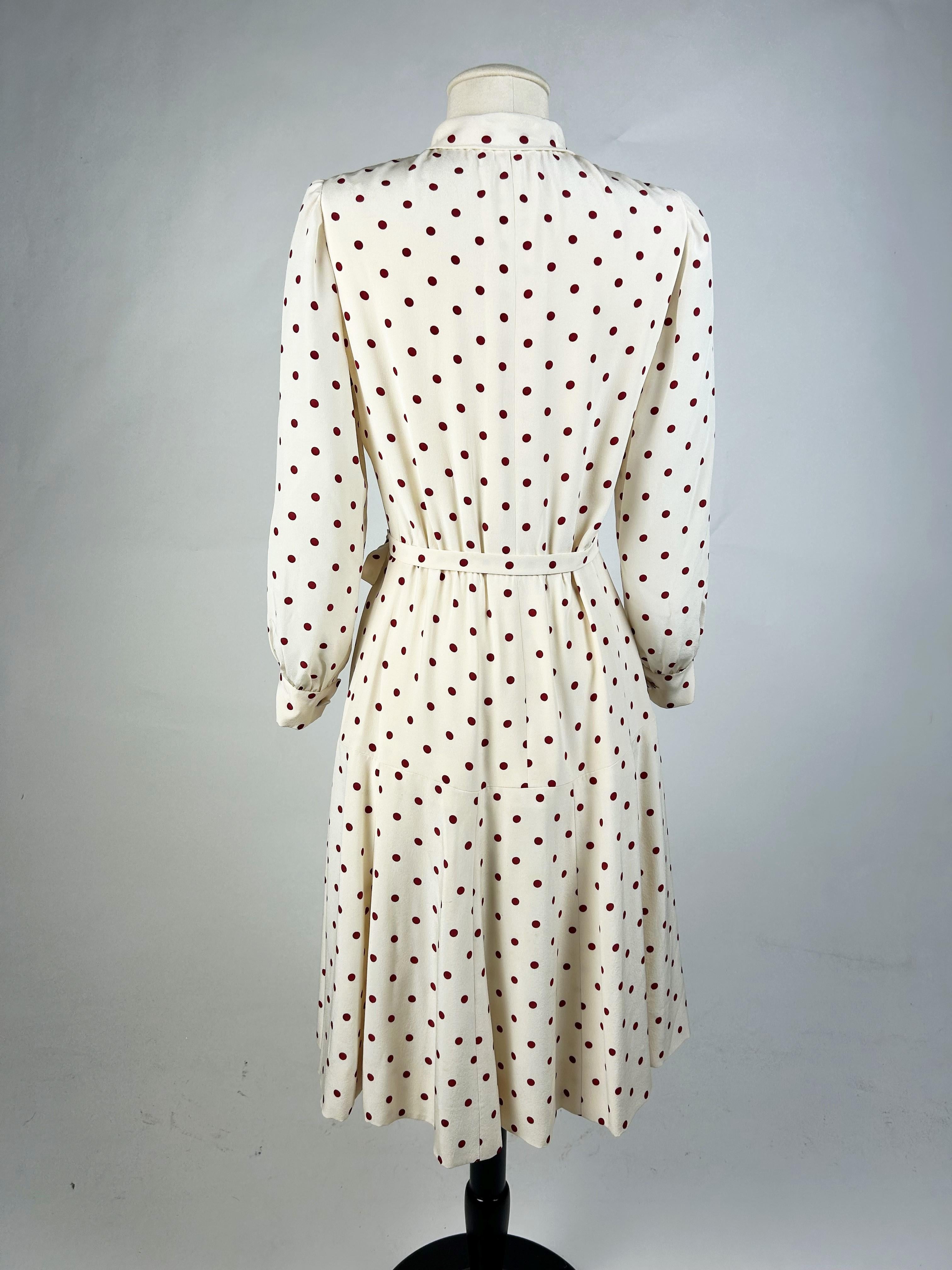 A Polka Dots crepe cocktail dress by Chanel Haute Couture numbered 59644 C. 1975 For Sale 8