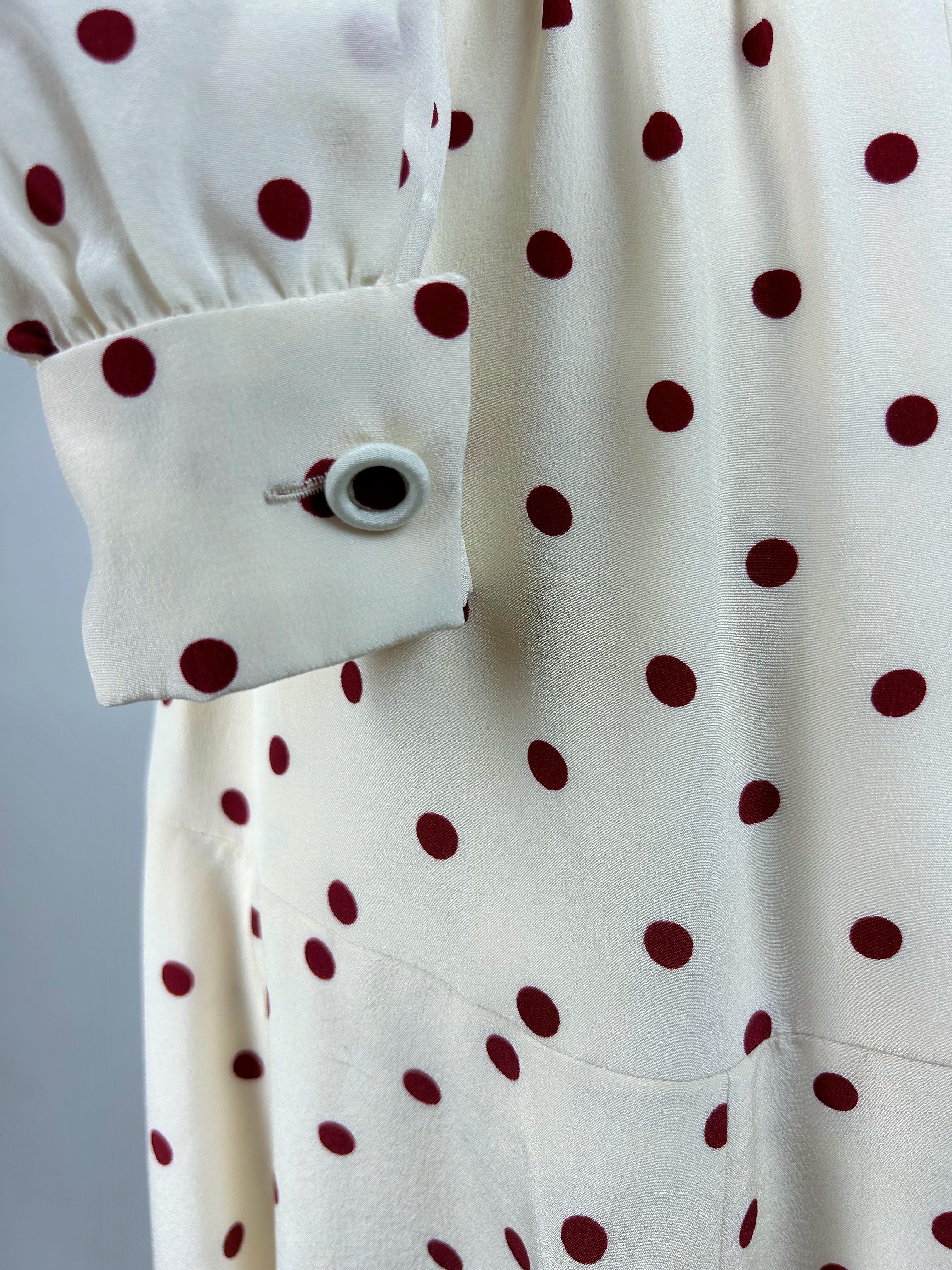 A Polka Dots crepe cocktail dress by Chanel Haute Couture numbered 59644 C. 1975 For Sale 9