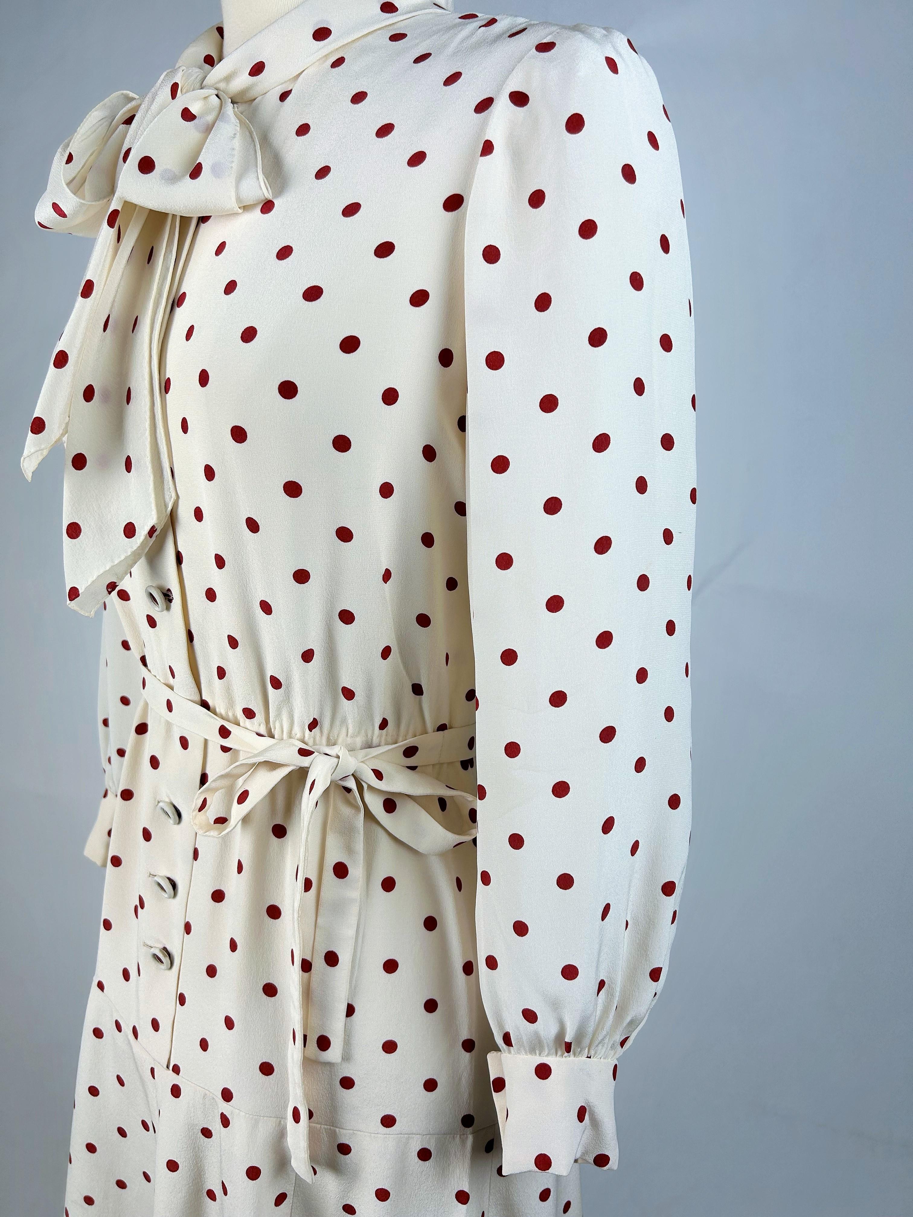 A Polka Dots crepe cocktail dress by Chanel Haute Couture numbered 59644 C. 1975 For Sale 10