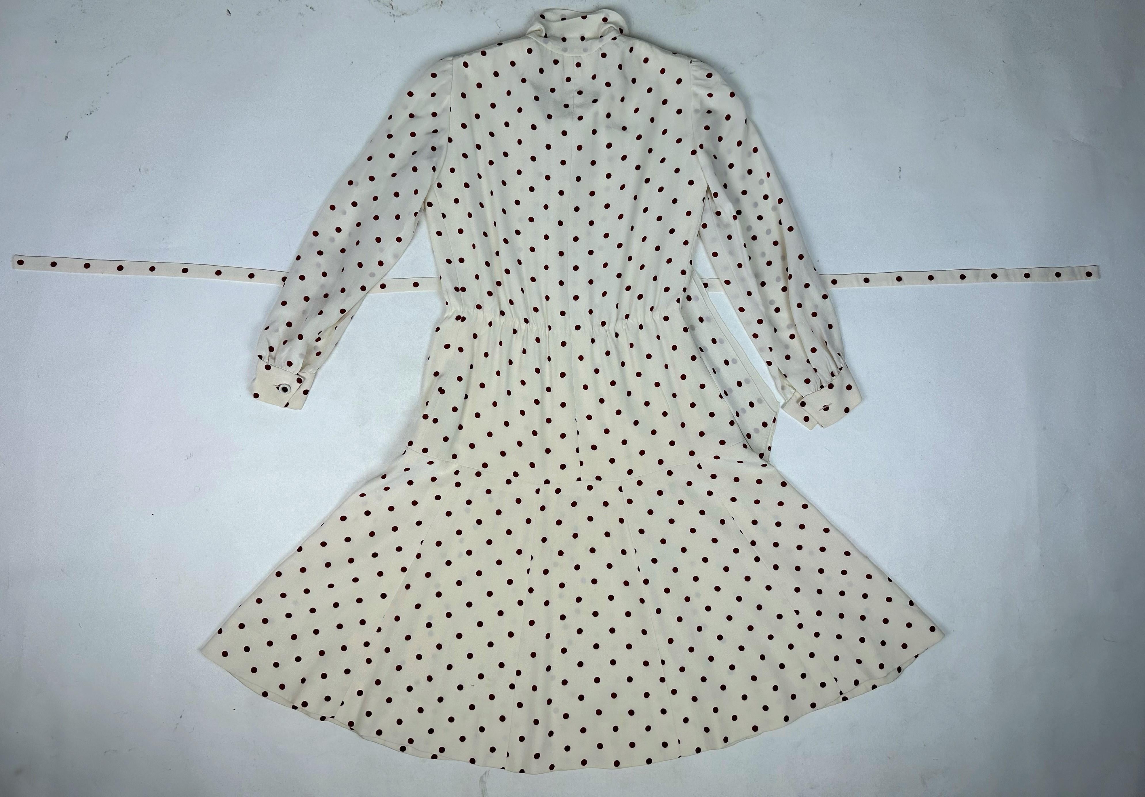A Polka Dots crepe cocktail dress by Chanel Haute Couture numbered 59644 C. 1975 For Sale 11