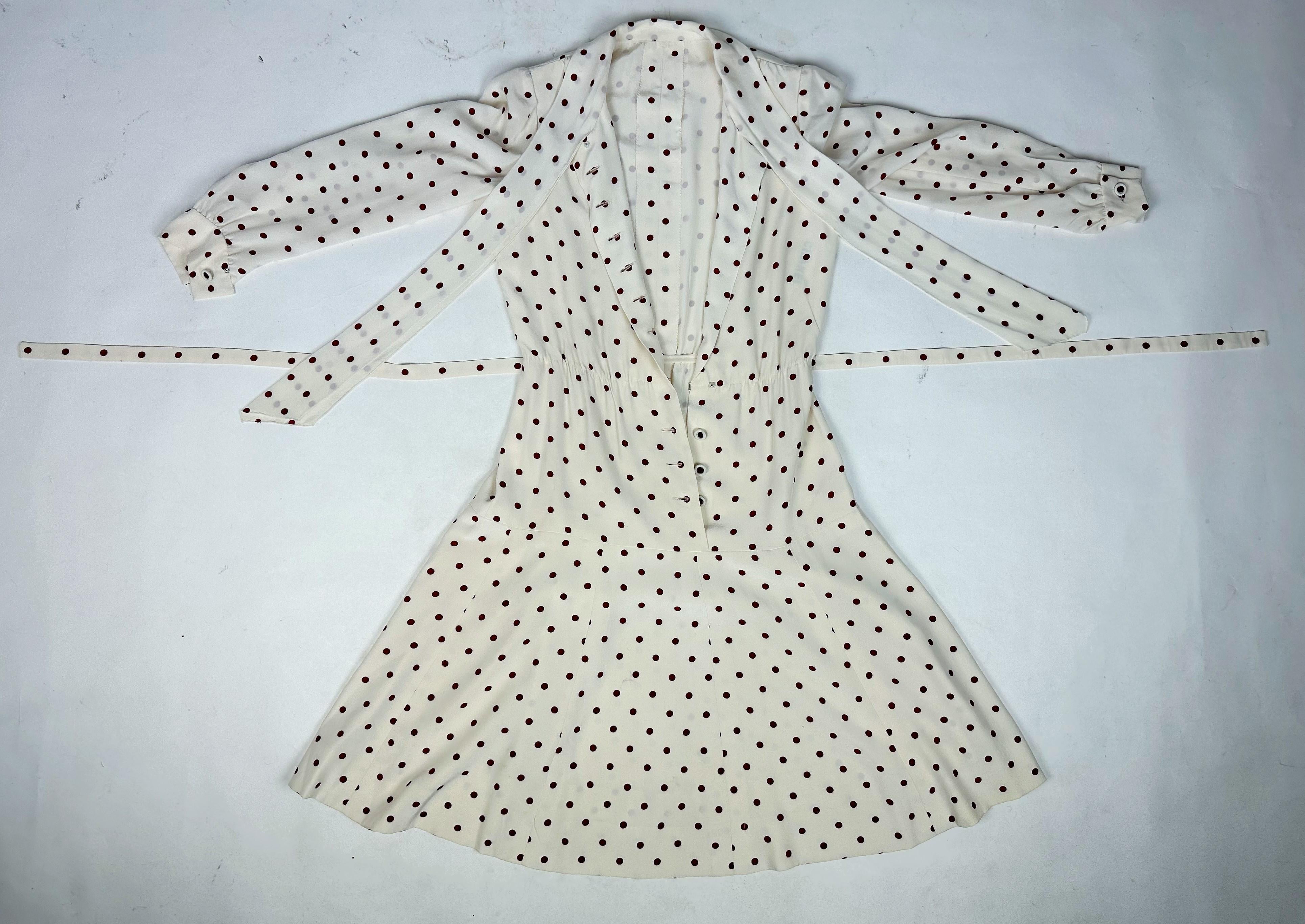 A Polka Dots crepe cocktail dress by Chanel Haute Couture numbered 59644 C. 1975 For Sale 12