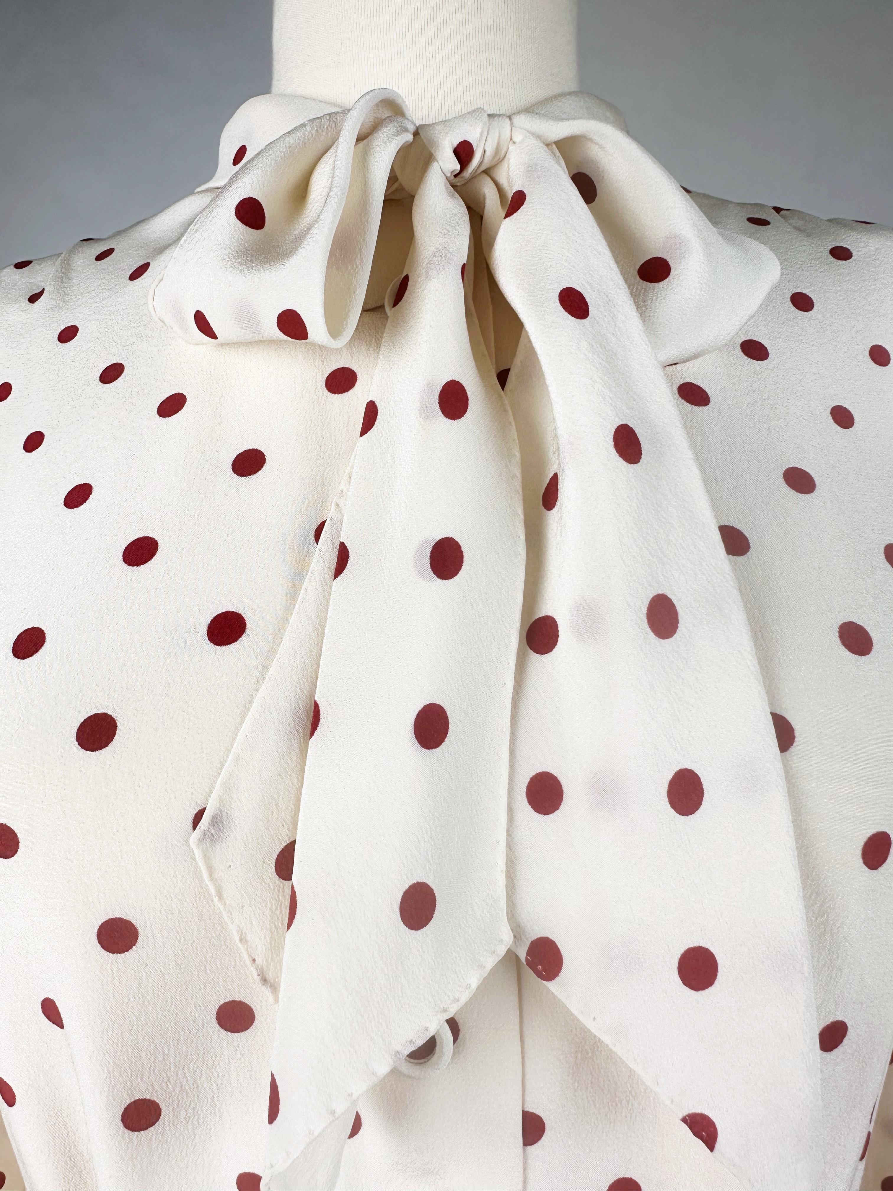 Un vestido de cóctel de crepé de lunares de Chanel Alta Costura numerado 59644 C. 1975 en venta 1