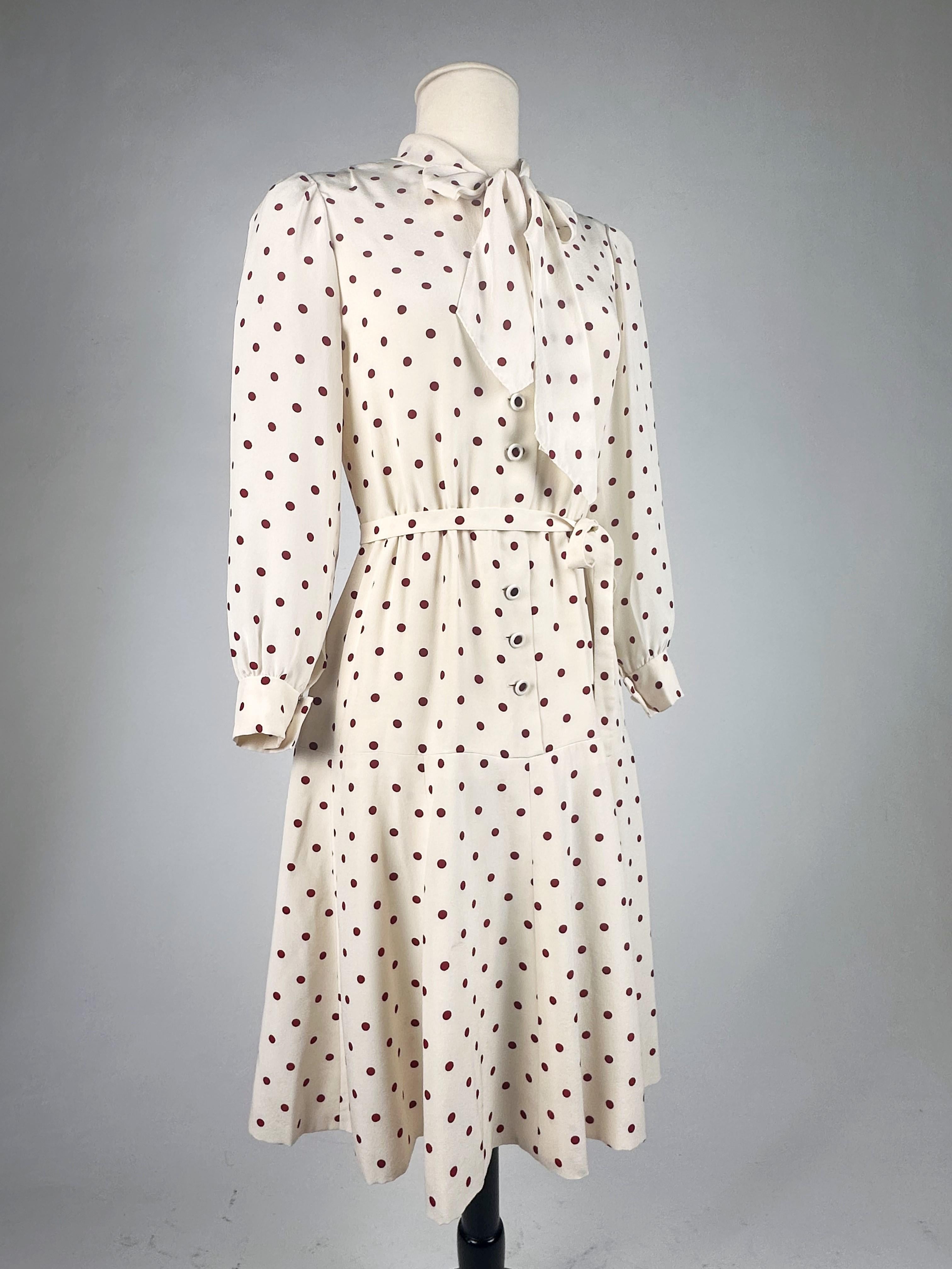 A Polka Dots crepe cocktail dress by Chanel Haute Couture numbered 59644 C. 1975 For Sale 4