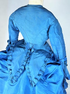 Un abito da visita in stile polacca in taffetà di seta blu con falbalas, Francia, 1875 circa