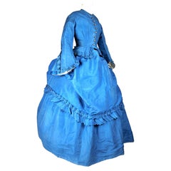 Un abito da visita in stile polacca in taffetà di seta blu con falbalas, Francia, 1875 circa