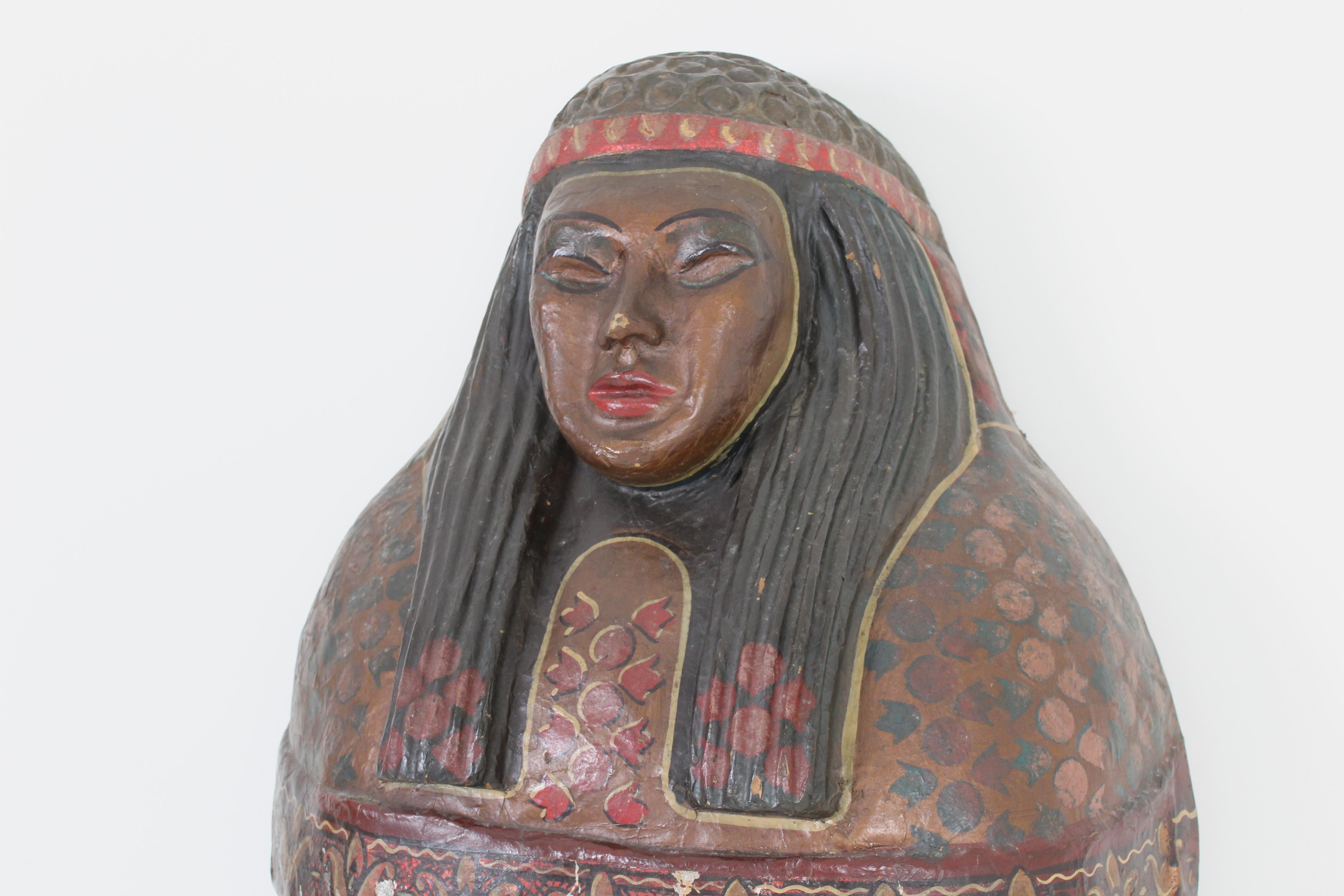 Couvercle de sarcophage en papier mâché de théâtre décoré en polychromie, 1ère moitié du C.I.C. en vente 4