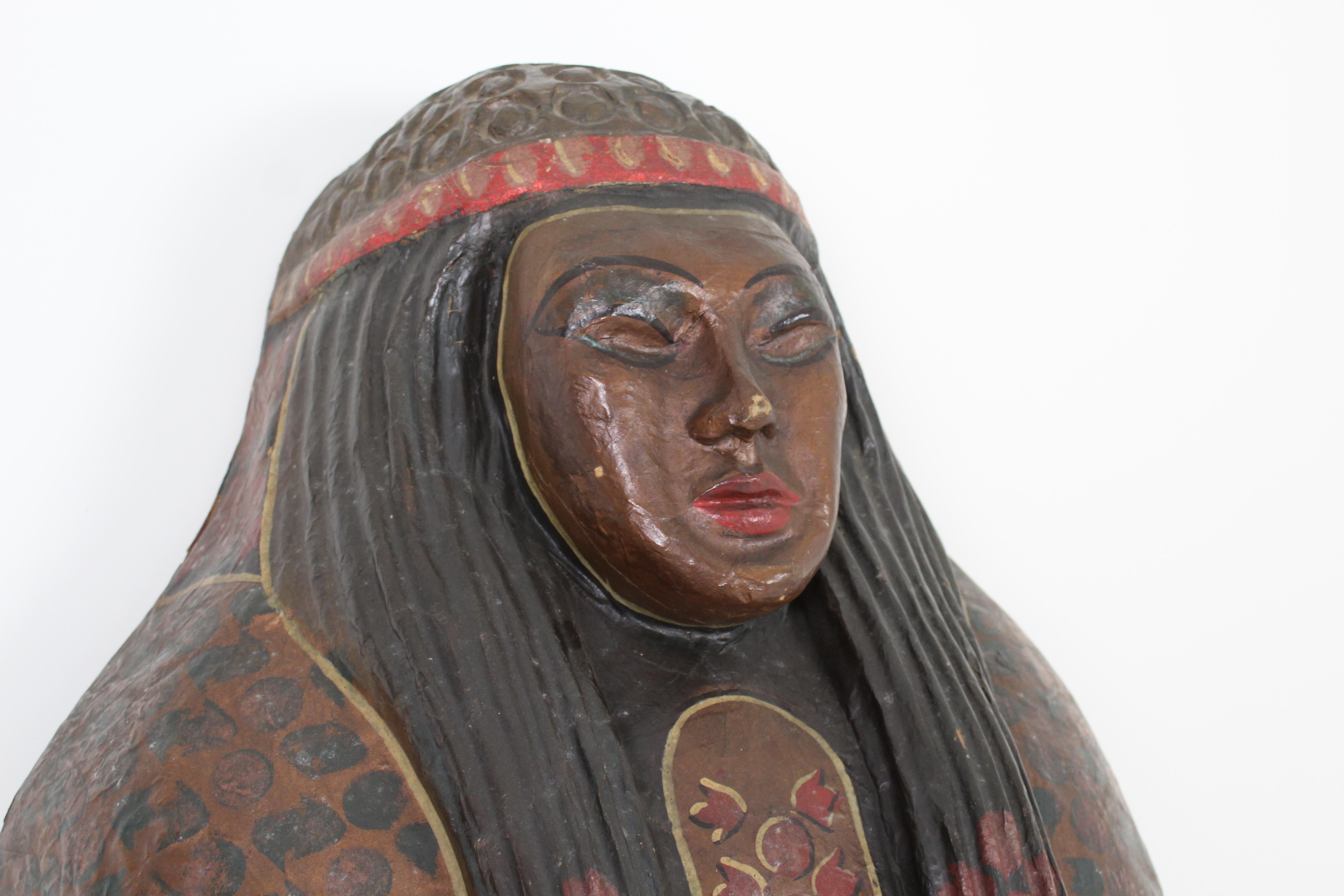 Couvercle de sarcophage en papier mâché de théâtre décoré en polychromie, 1ère moitié du C.I.C. en vente 5