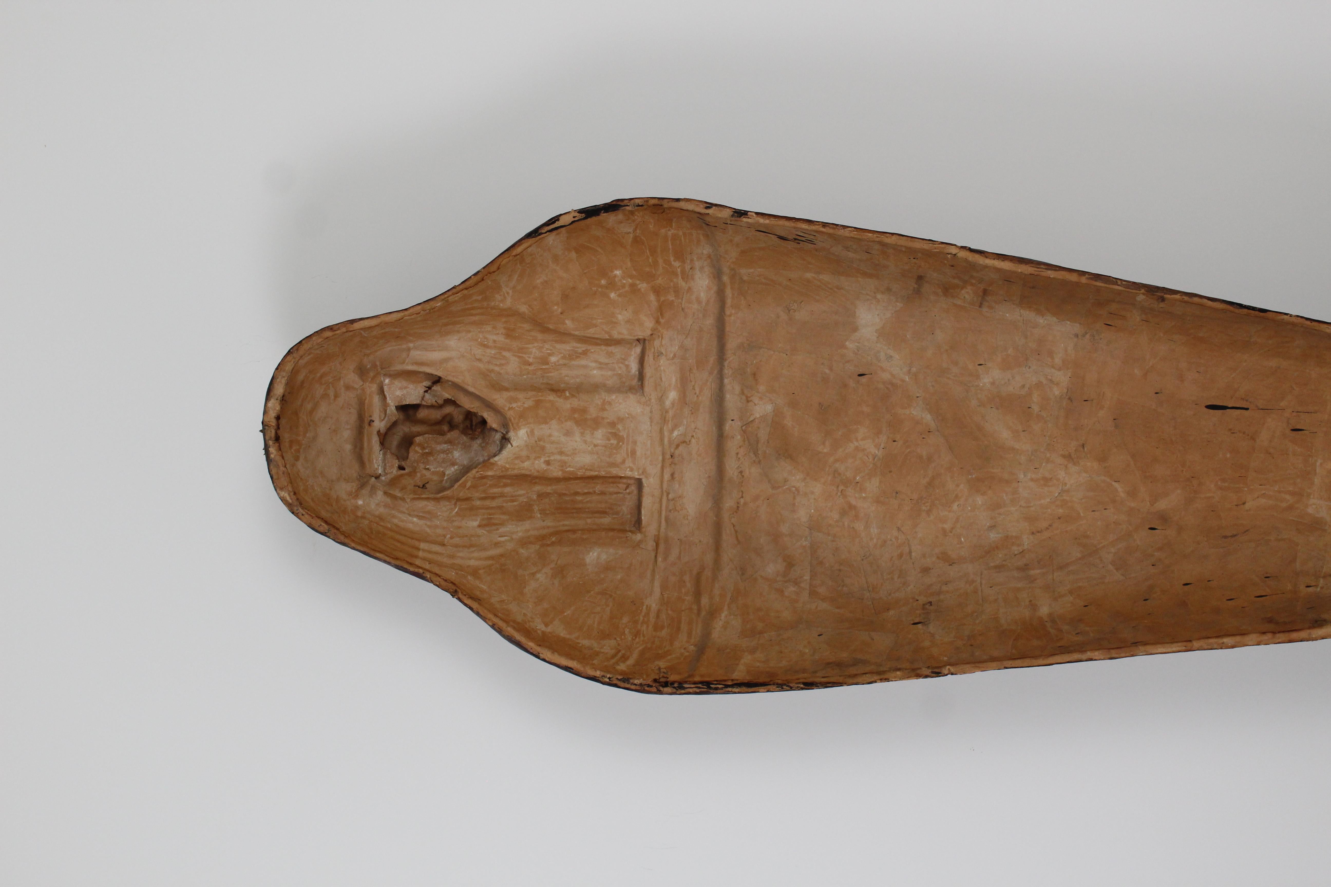 Couvercle de sarcophage en papier mâché de théâtre décoré en polychromie, 1ère moitié du C.I.C. en vente 7