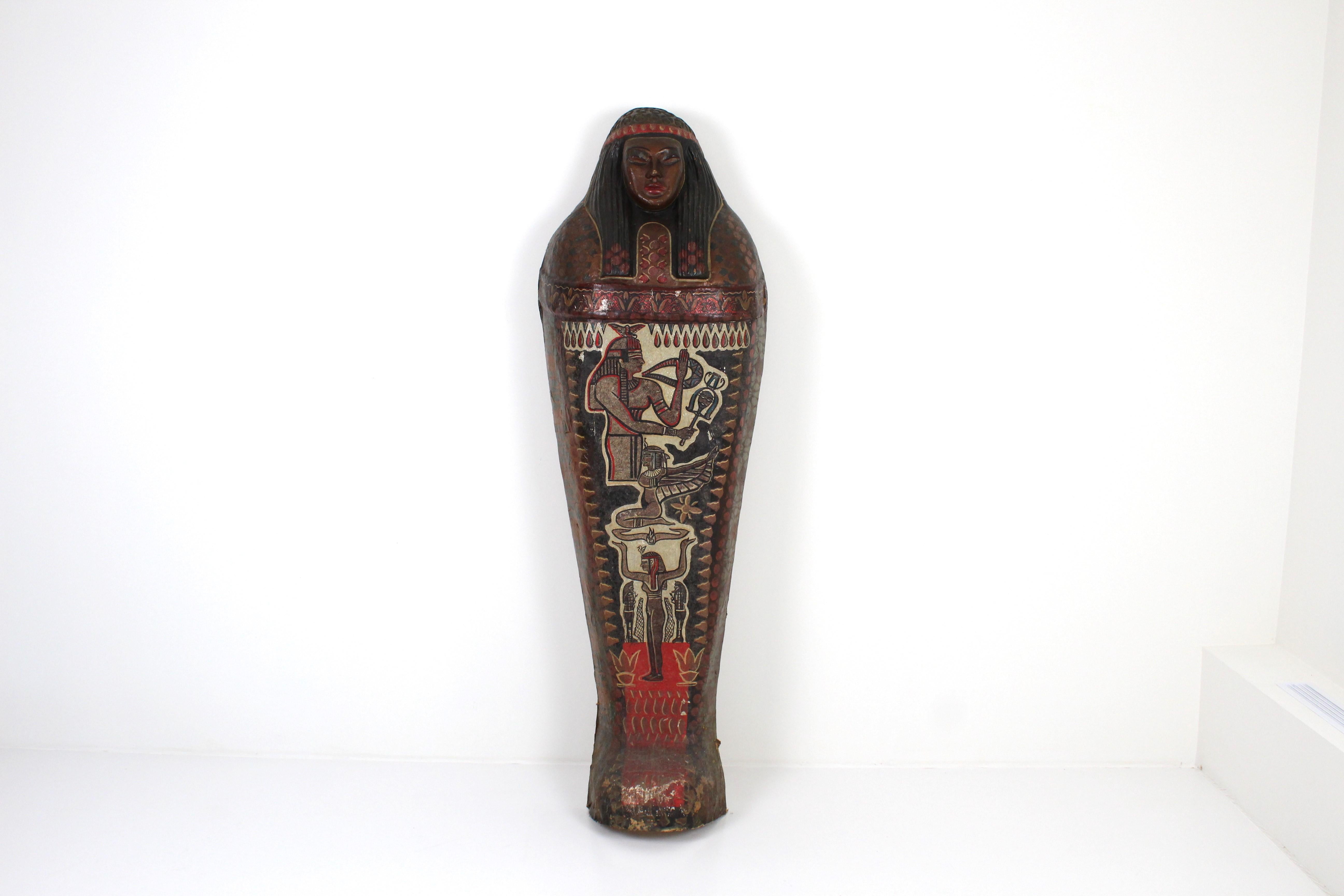 Couvercle de sarcophage en papier mâché à décor polychrome, début C.I.C.
Fabriqué pour un théâtre français dans les années 1930.