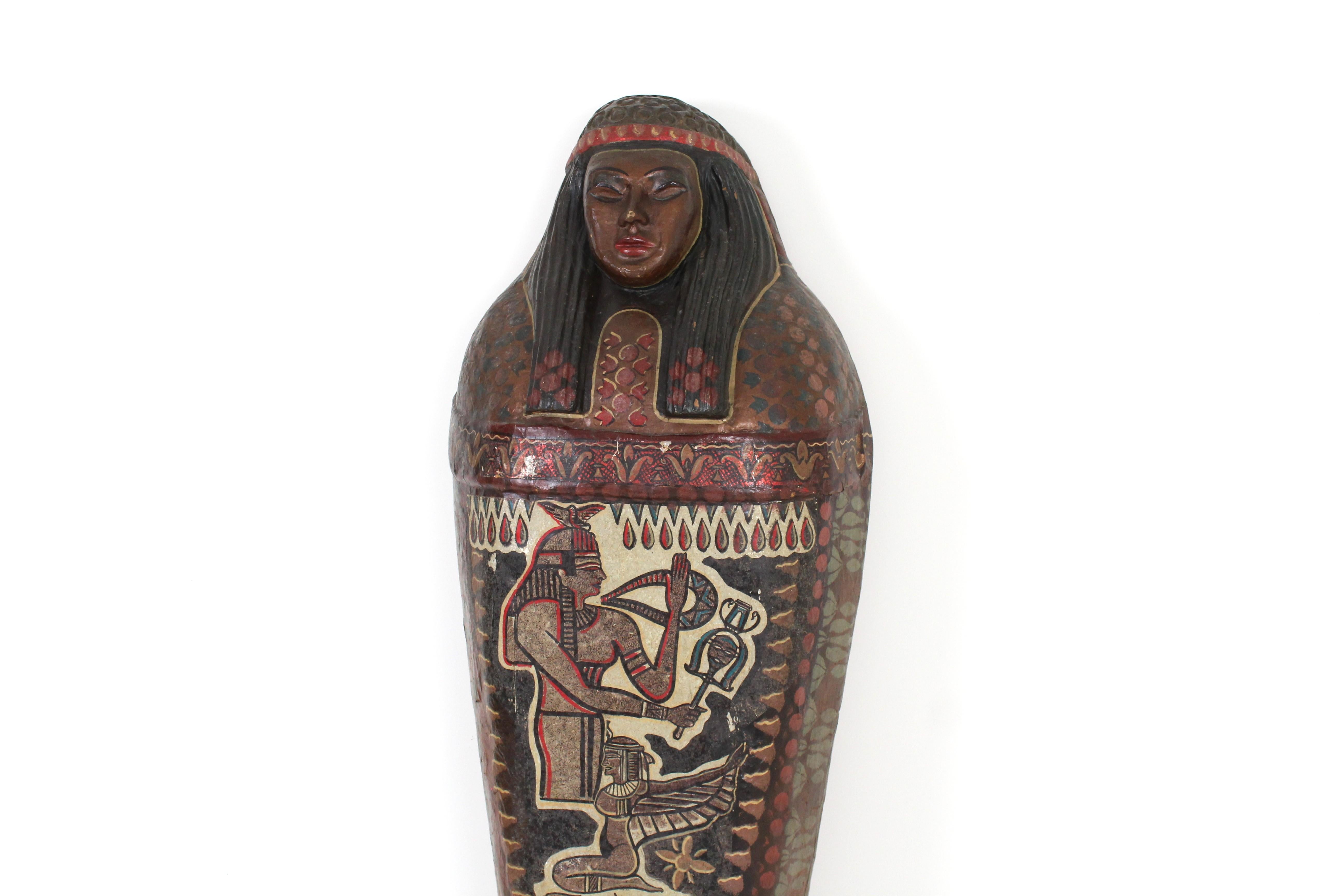 Égyptien Couvercle de sarcophage en papier mâché de théâtre décoré en polychromie, 1ère moitié du C.I.C. en vente