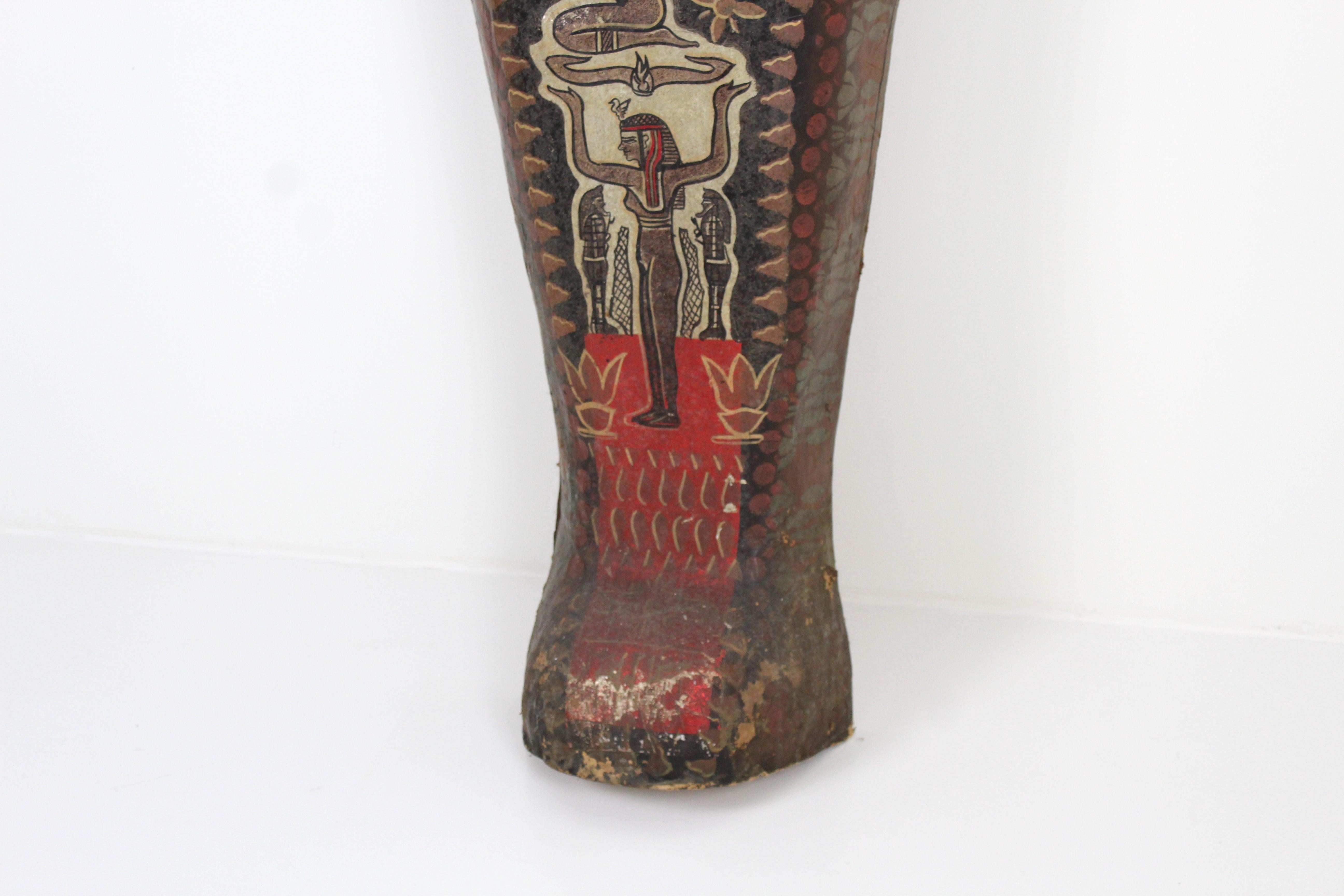 Couvercle de sarcophage en papier mâché de théâtre décoré en polychromie, 1ère moitié du C.I.C. Bon état - En vente à Diest, BE