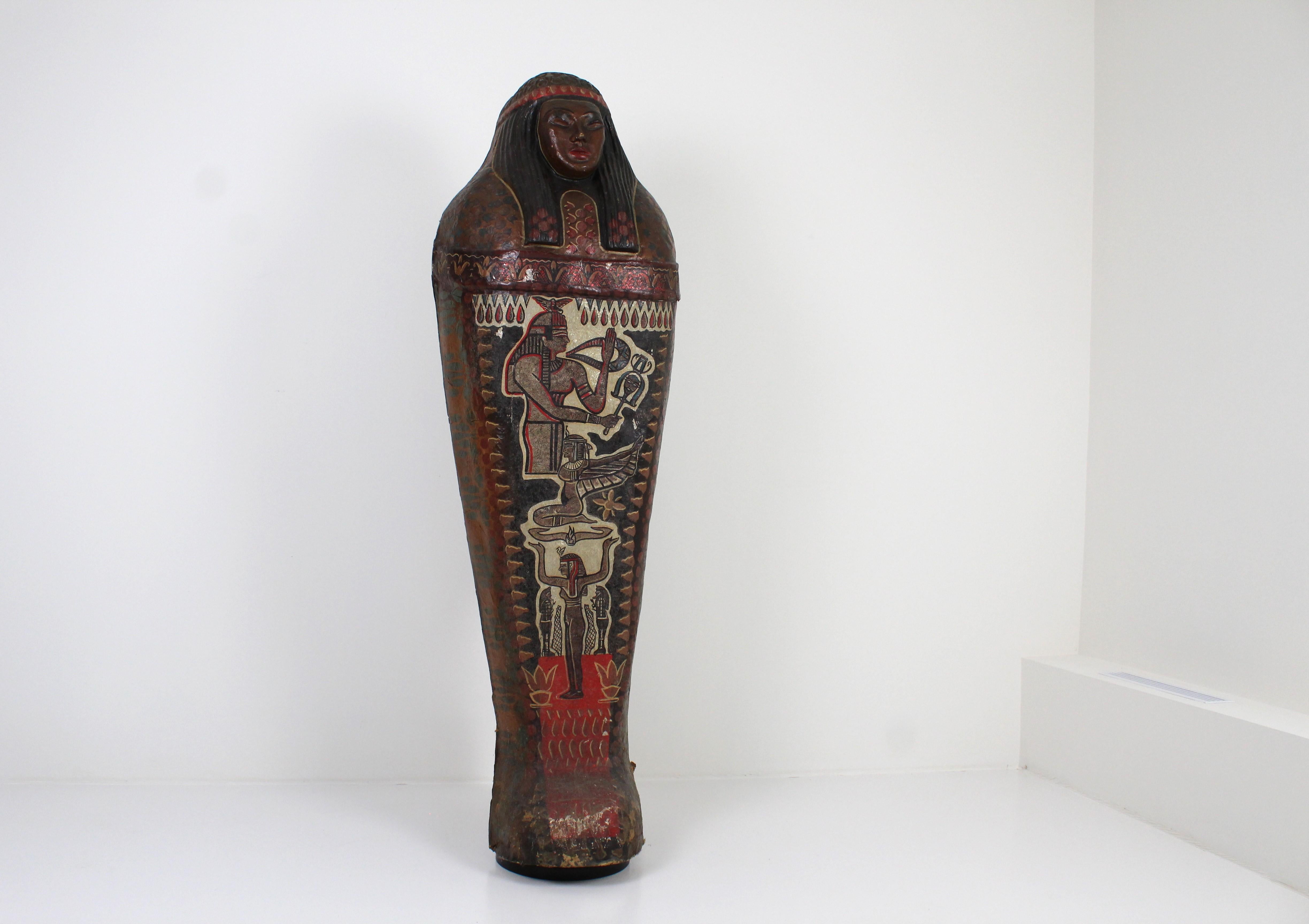 Milieu du XXe siècle Couvercle de sarcophage en papier mâché de théâtre décoré en polychromie, 1ère moitié du C.I.C. en vente