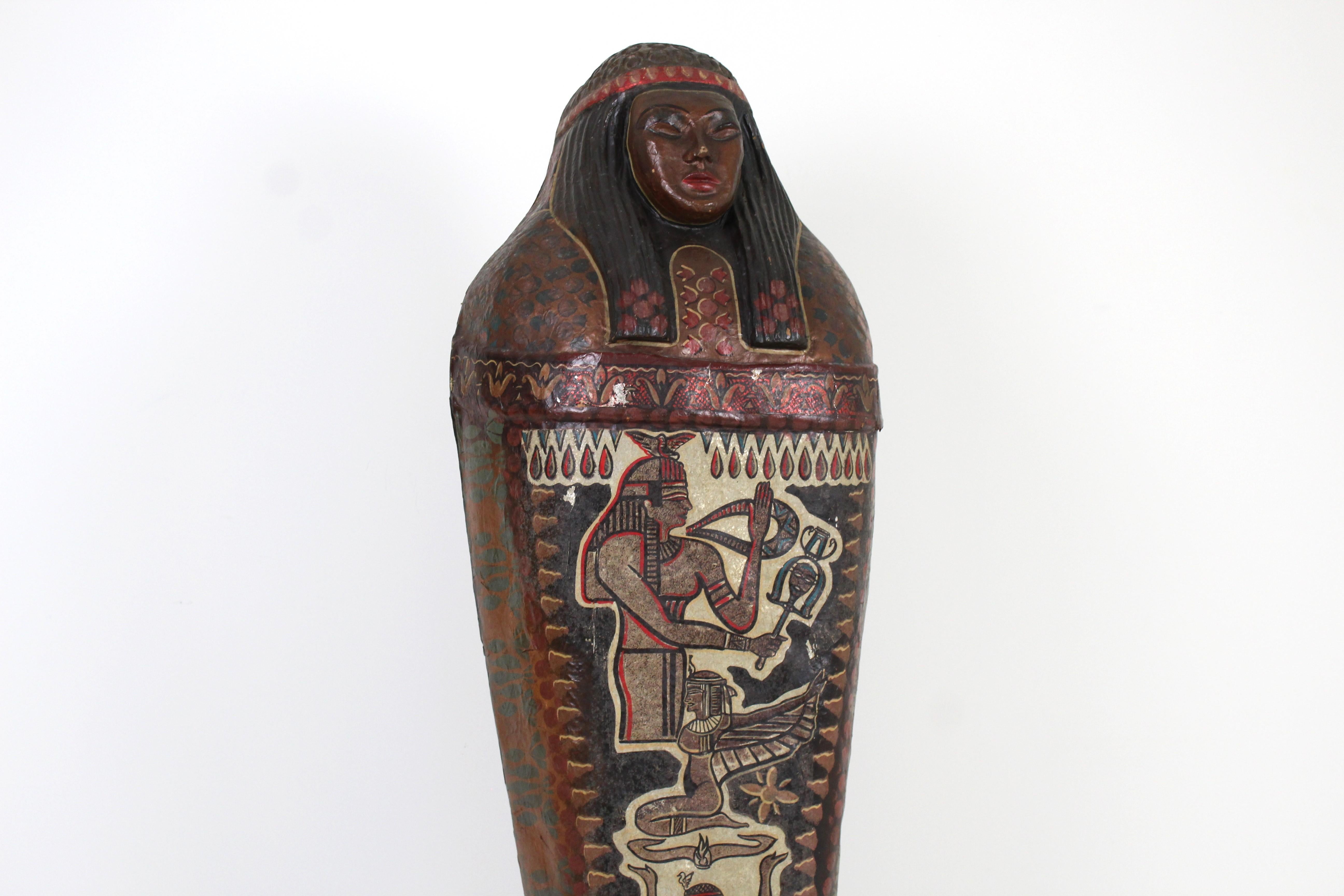 Papier Couvercle de sarcophage en papier mâché de théâtre décoré en polychromie, 1ère moitié du C.I.C. en vente