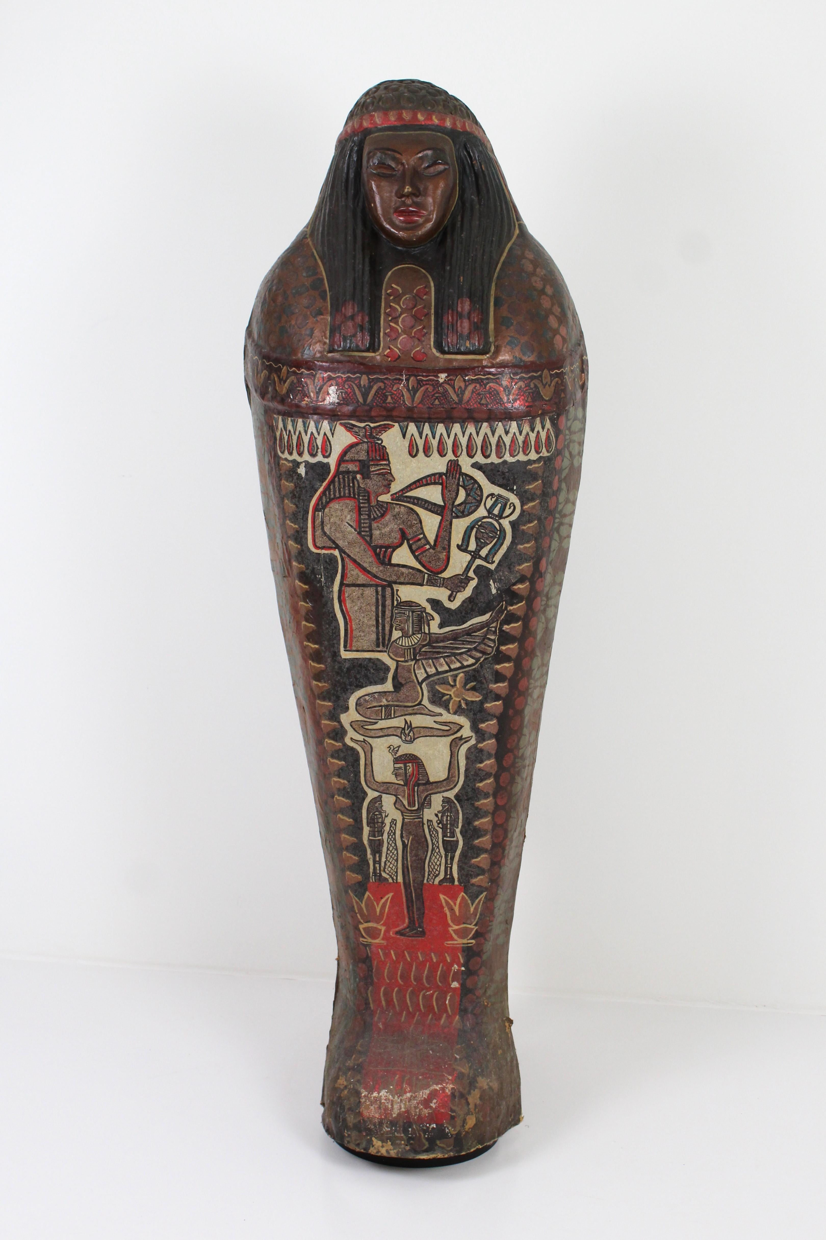 Couvercle de sarcophage en papier mâché de théâtre décoré en polychromie, 1ère moitié du C.I.C. en vente 1