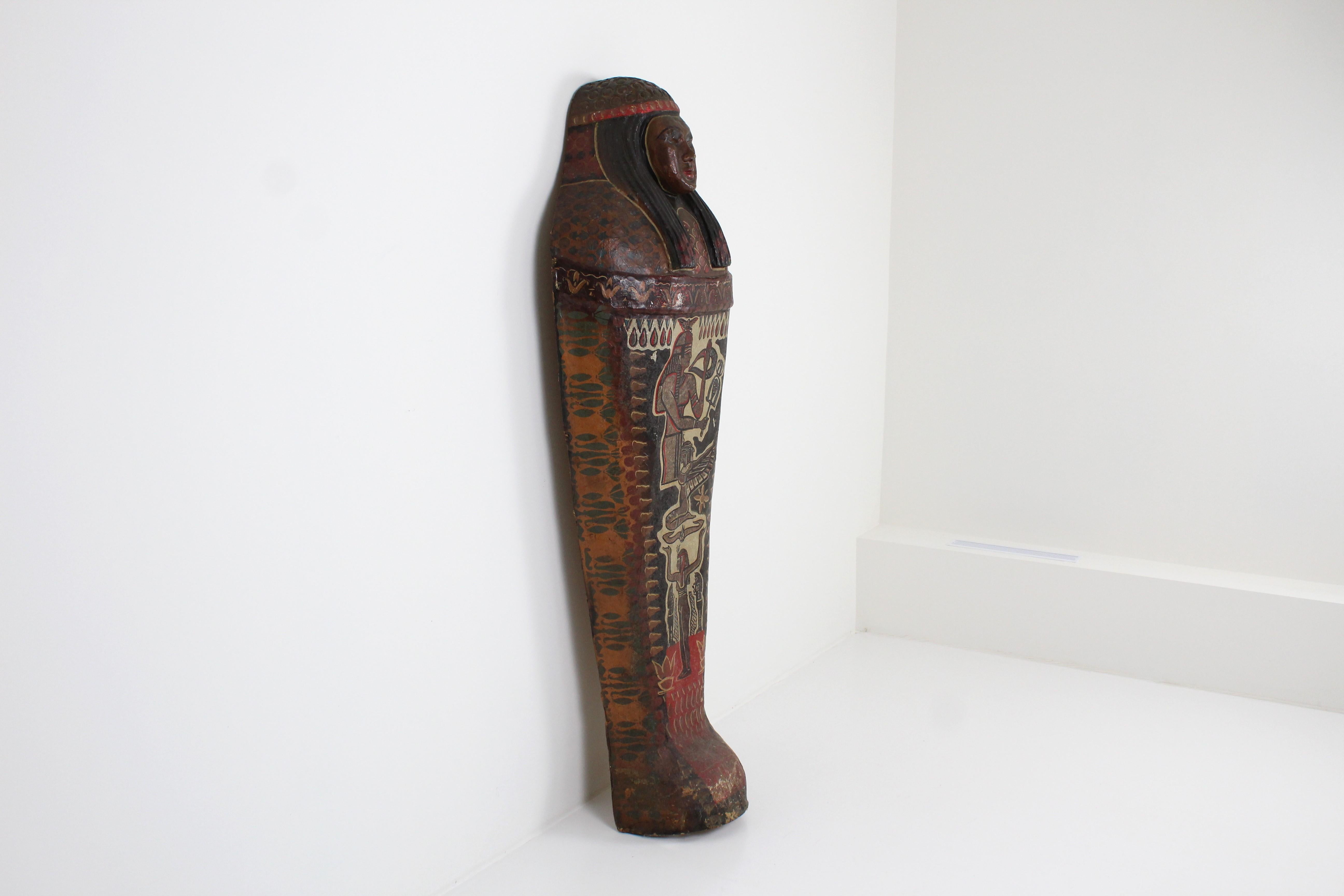 Couvercle de sarcophage en papier mâché de théâtre décoré en polychromie, 1ère moitié du C.I.C. en vente 2