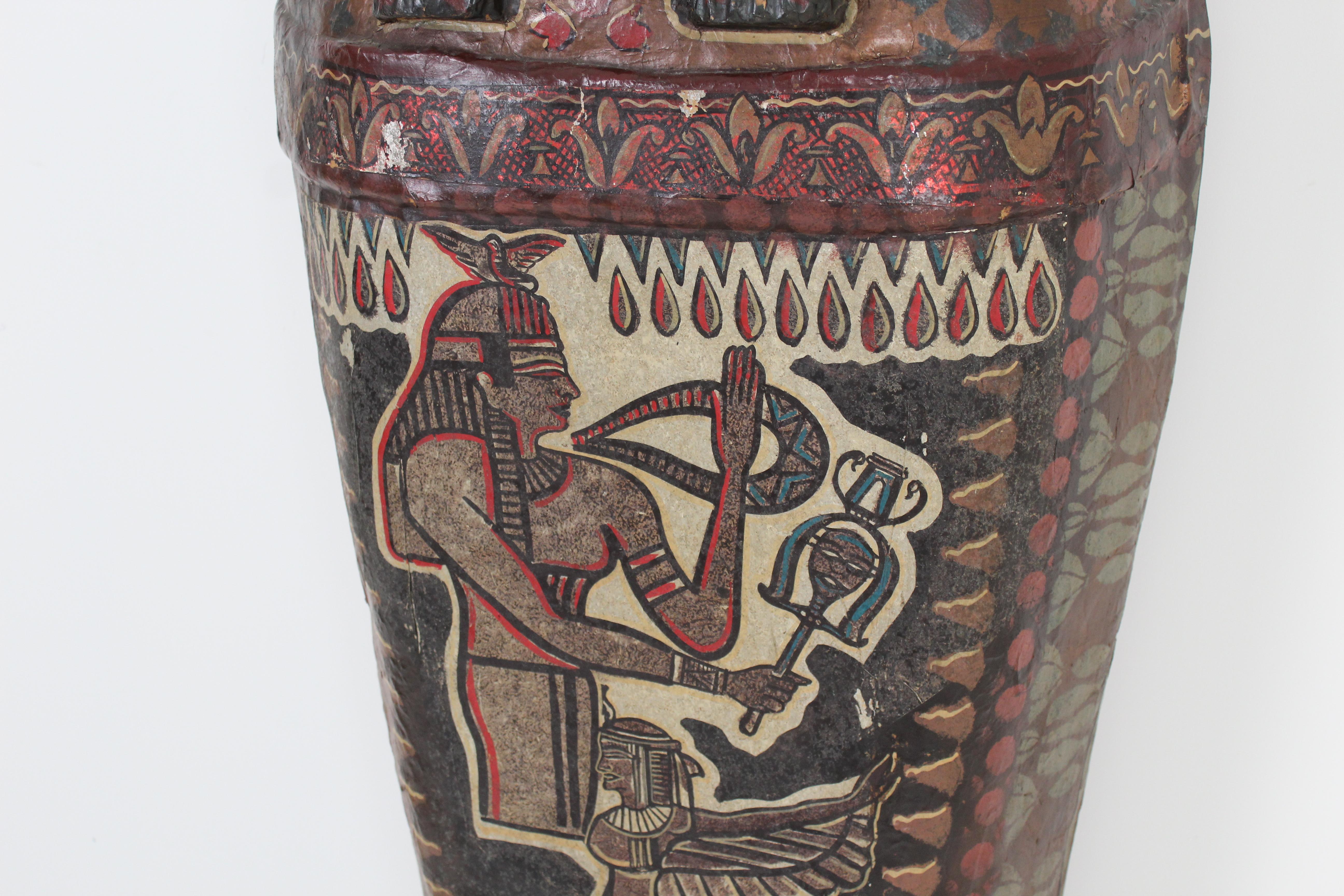 Couvercle de sarcophage en papier mâché de théâtre décoré en polychromie, 1ère moitié du C.I.C. en vente 3