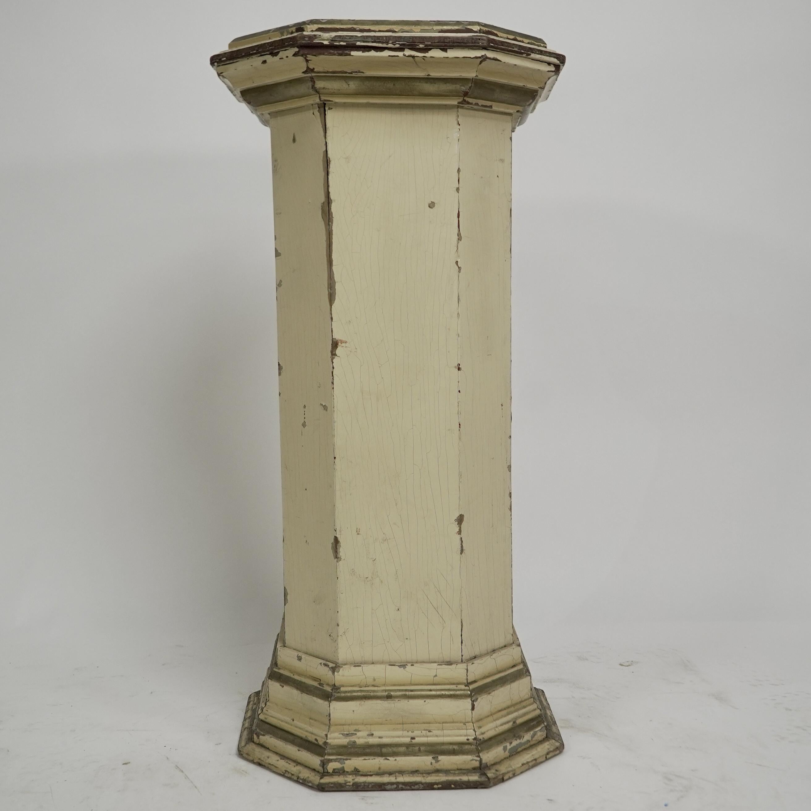 The Pedestal ist ein polychrom bemalter achteckiger Sockel mit einem abgestuften, geformten Rand an der Oberseite. (Neugotik) im Angebot