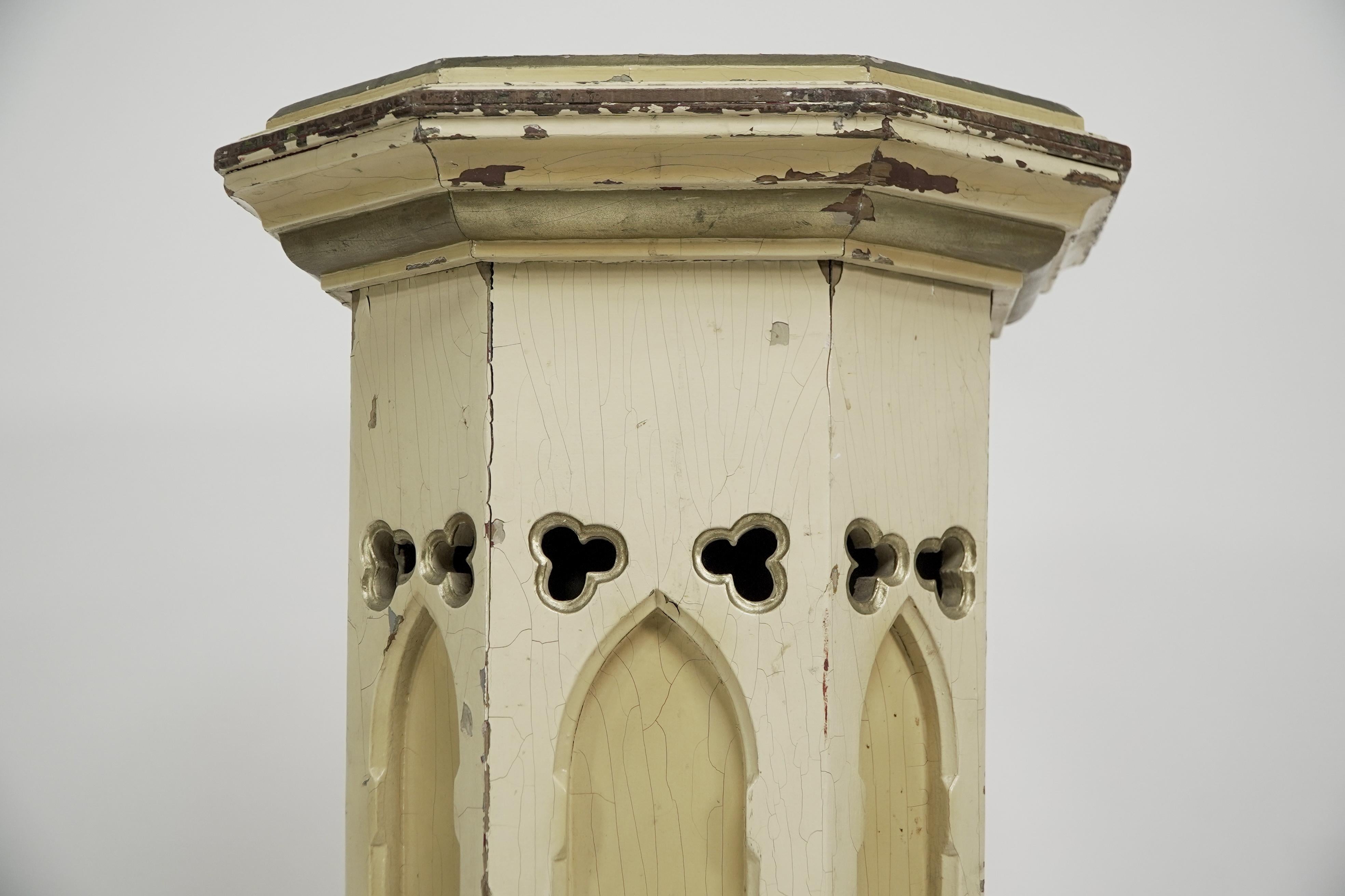 The Pedestal ist ein polychrom bemalter achteckiger Sockel mit einem abgestuften, geformten Rand an der Oberseite. (Gemalt) im Angebot