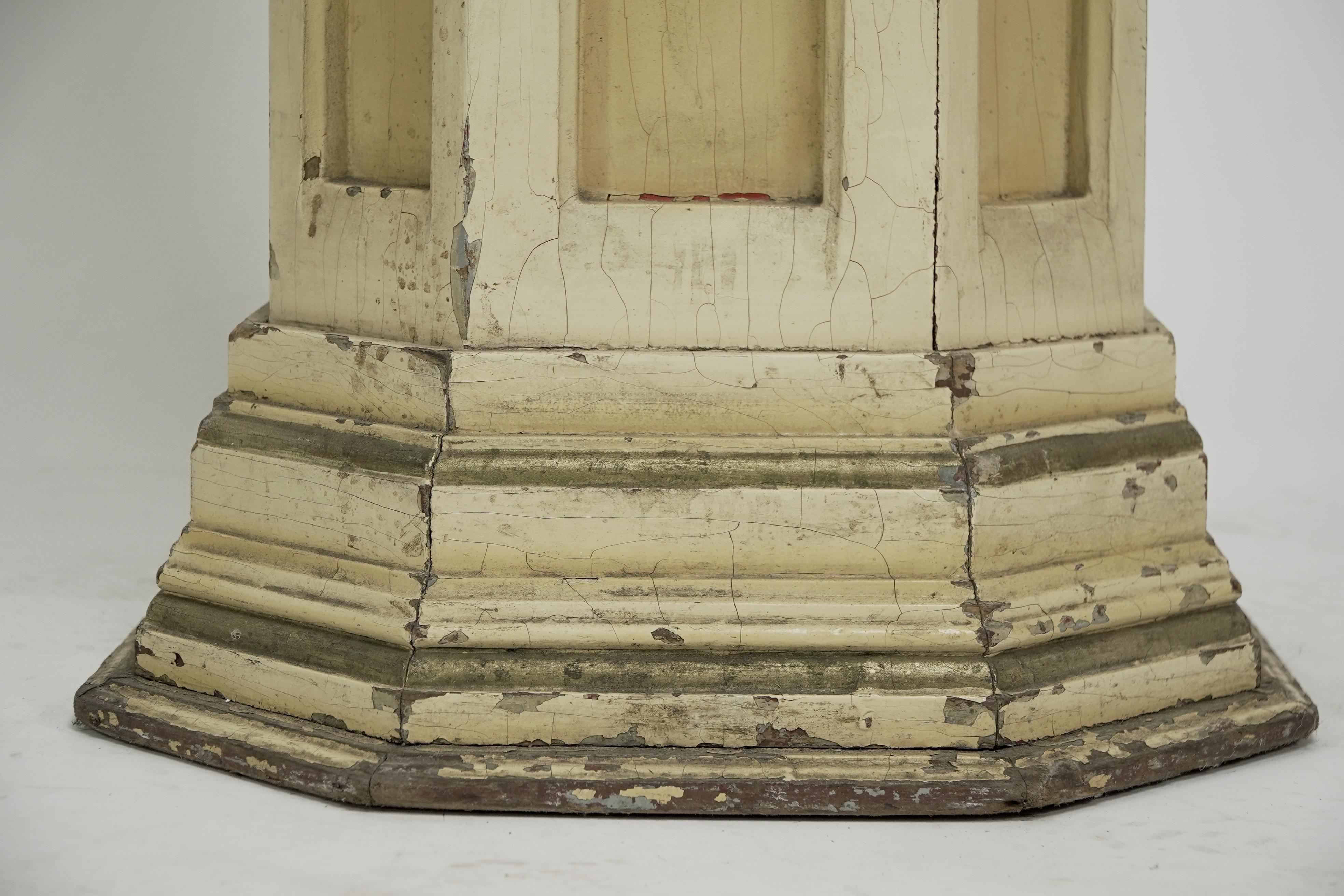 The Pedestal ist ein polychrom bemalter achteckiger Sockel mit einem abgestuften, geformten Rand an der Oberseite. (Spätes 19. Jahrhundert) im Angebot