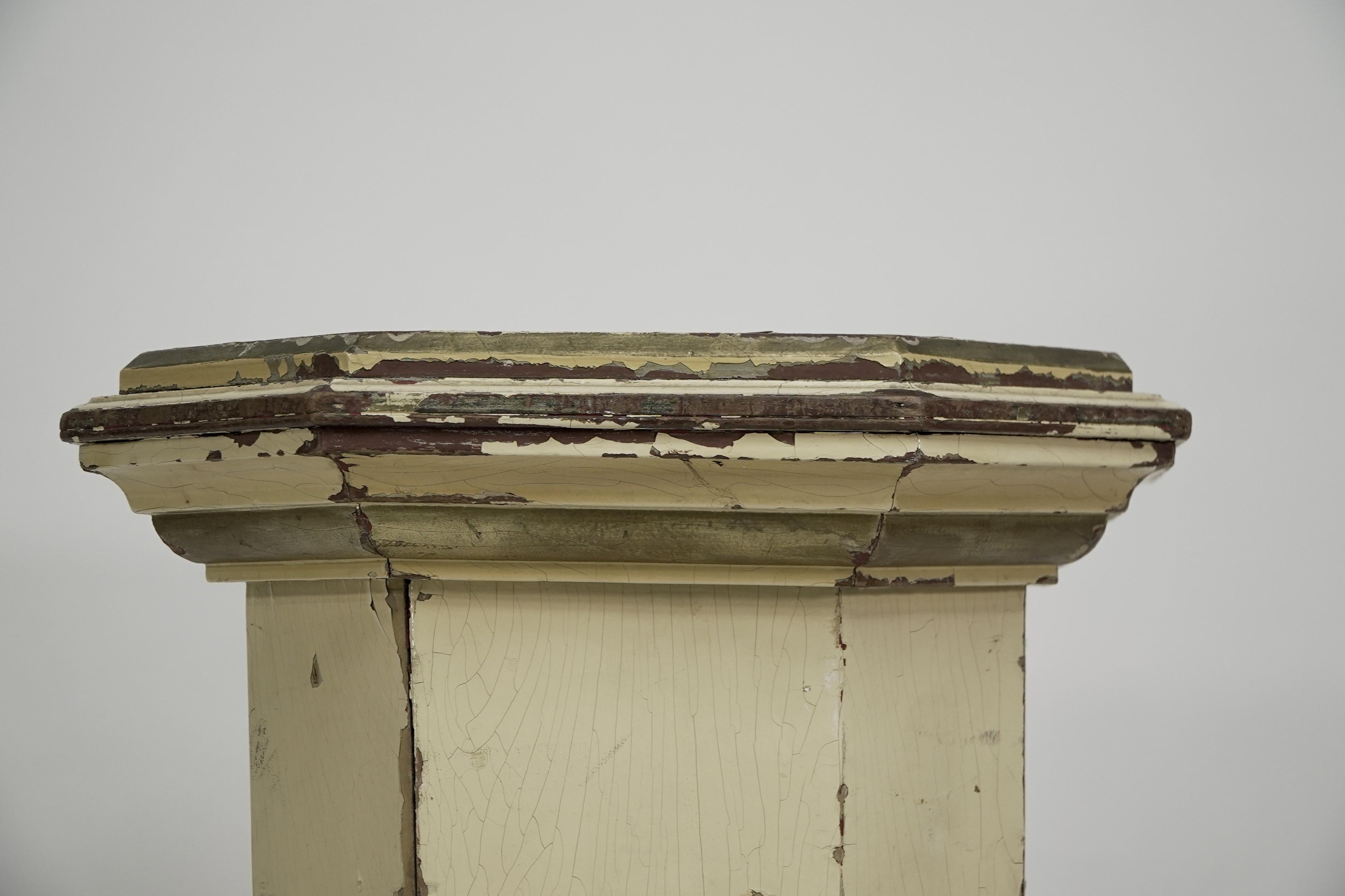 A polychrome painted octagonal pedestal with a graduated molded edge to the top In Good Condition For Sale In London, GB
