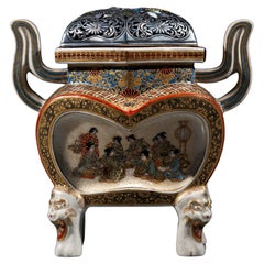 Un kōro Satsuma policromado con tapa perforada de plata y esmaltada