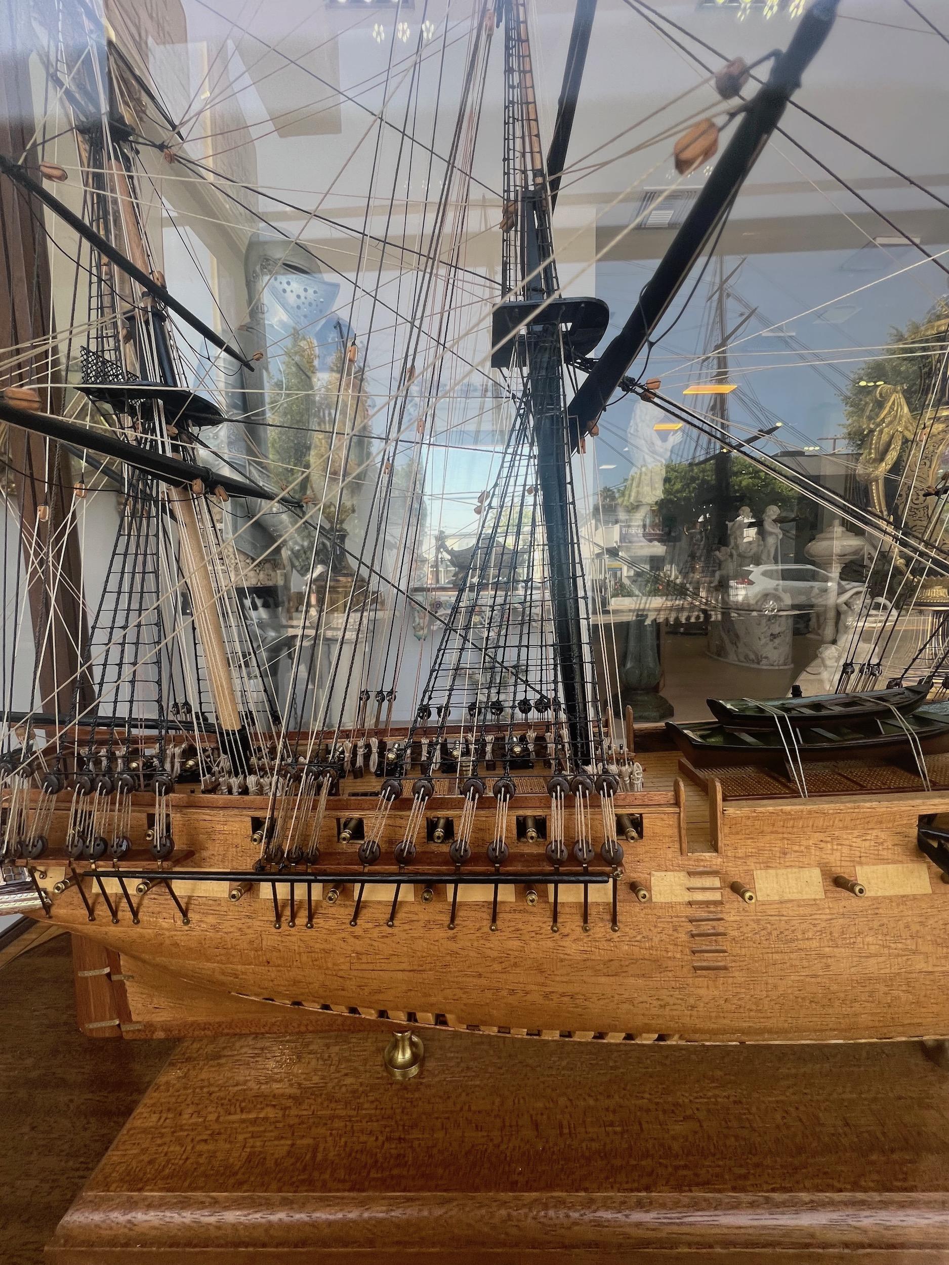 Americano Un modello di nave policromo della fregata americana USS Constitution 