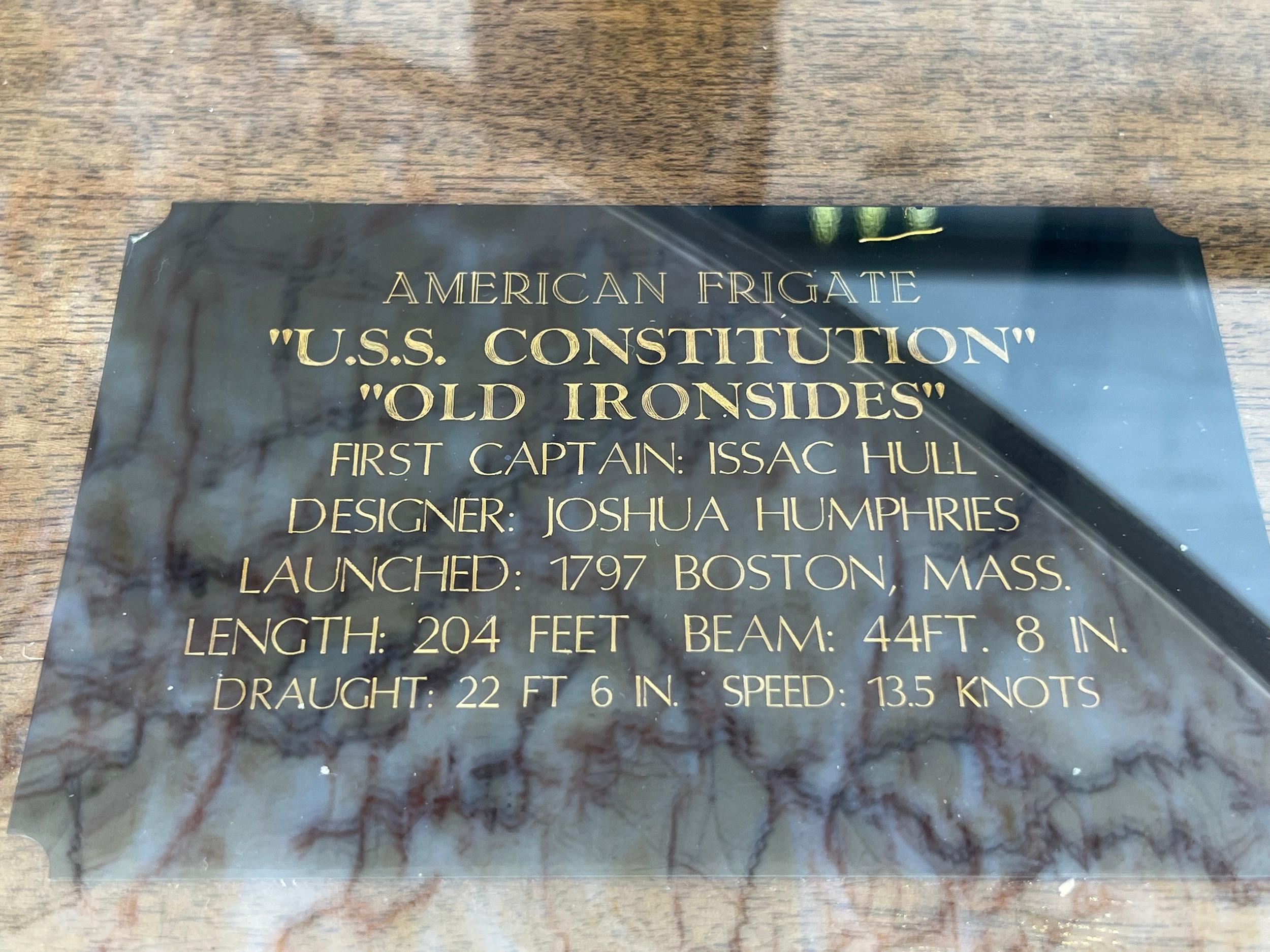 Un modello di nave policromo della fregata americana USS Constitution 