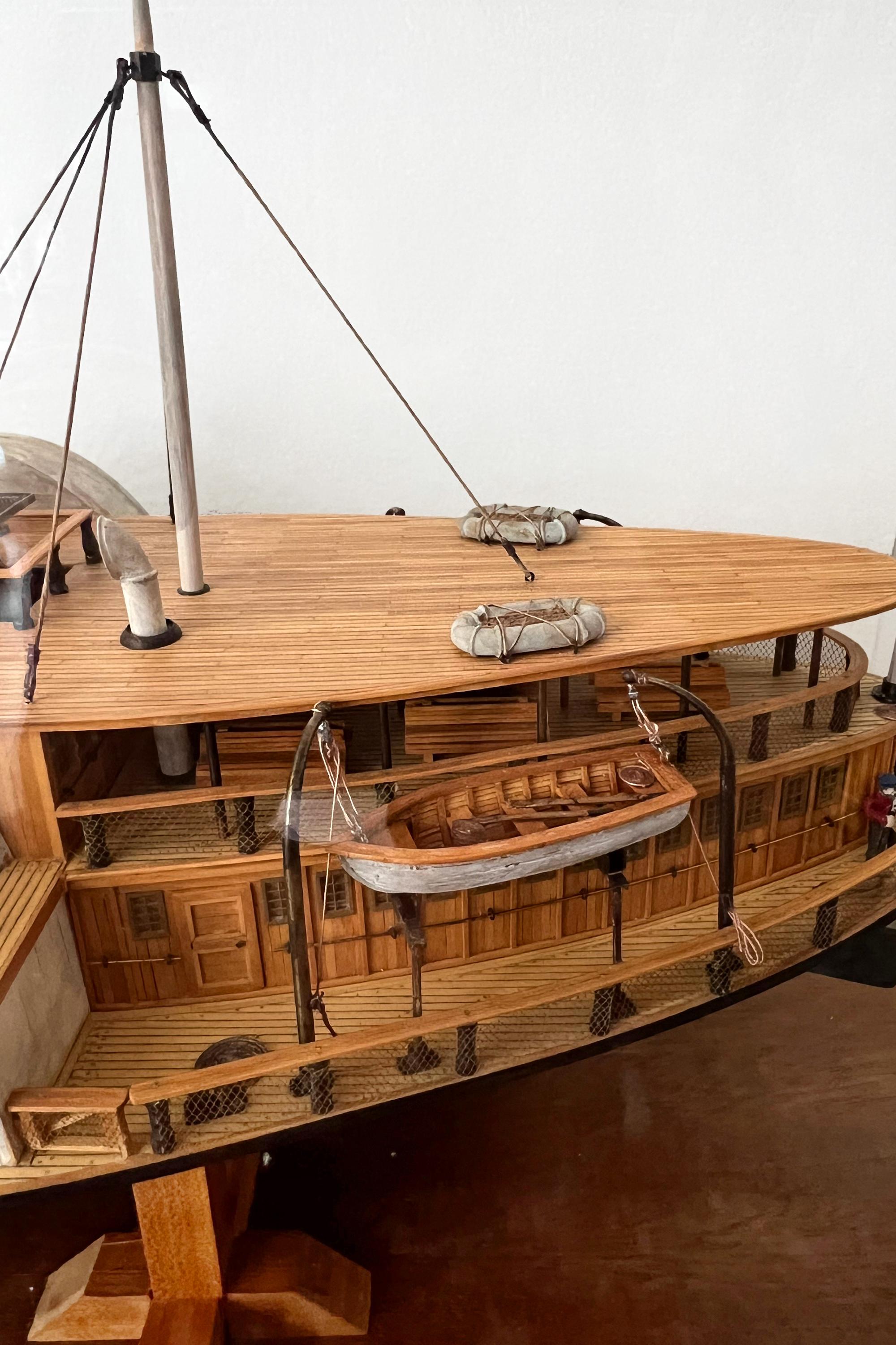 Modèle de bateau polychrome du Paddle Steam Mount Washington, de Fred Nagel 1988 en vente 6