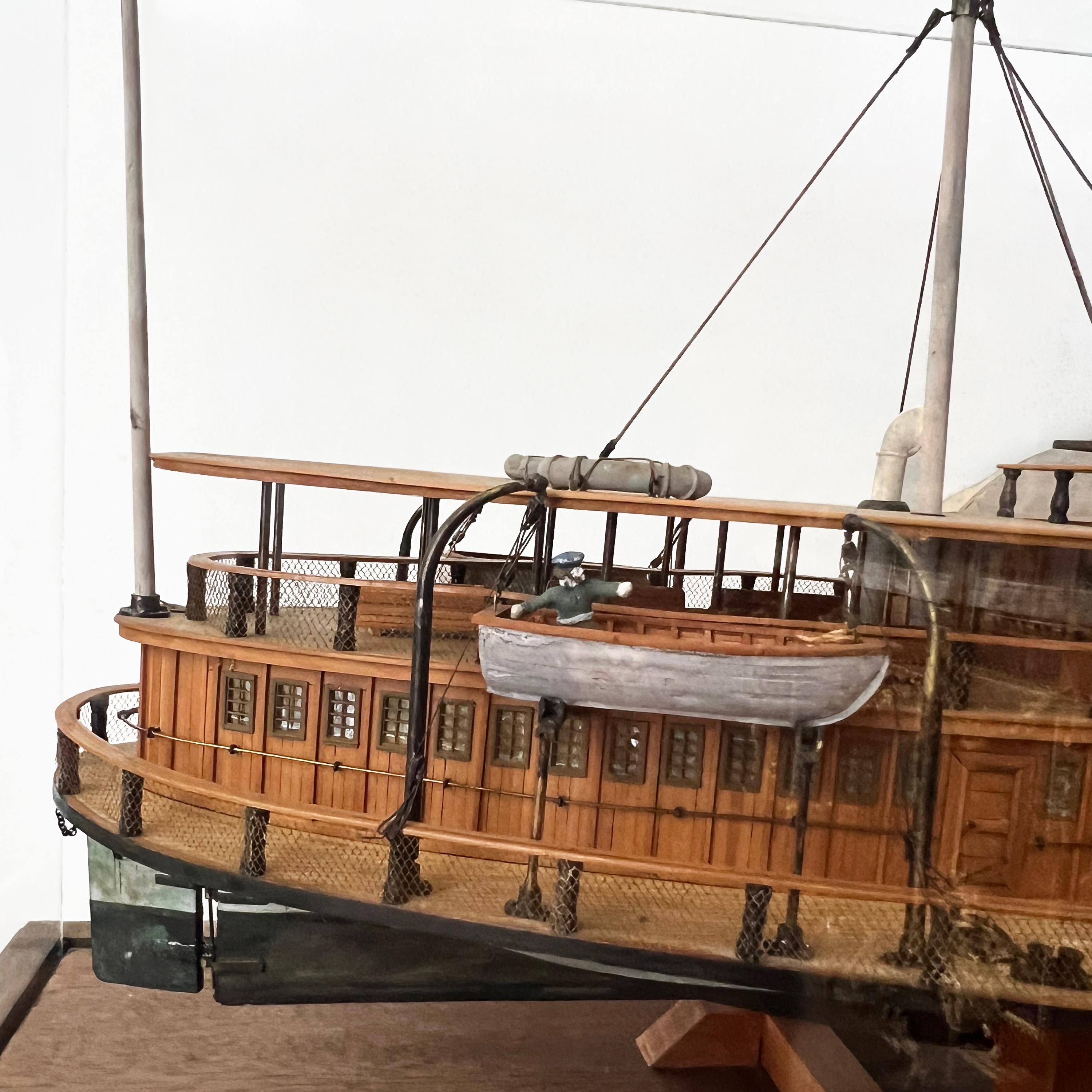 Modèle de bateau polychrome du Paddle Steam Mount Washington, de Fred Nagel 1988 Excellent état - En vente à Los Angeles, CA