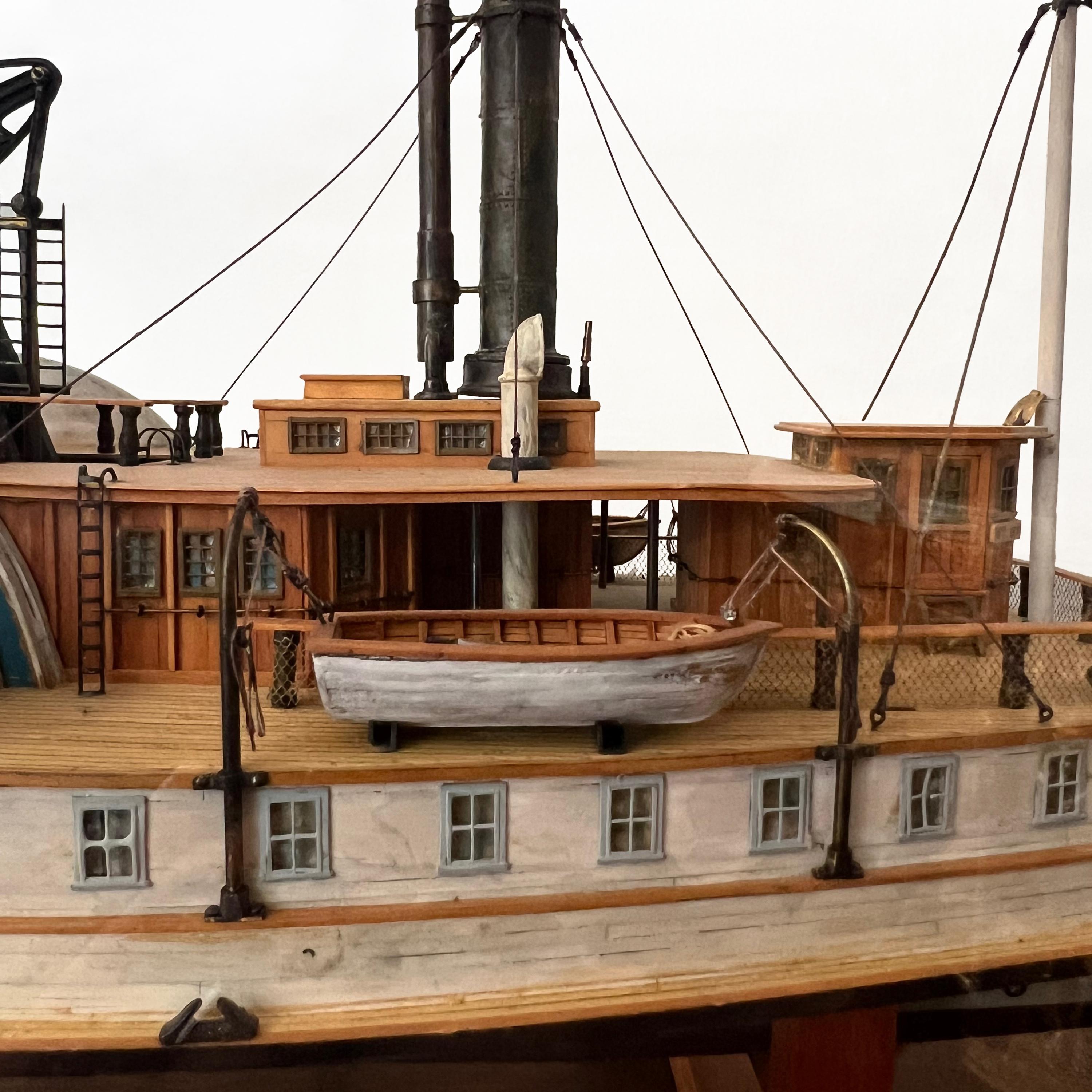 Bois de feuillus Modèle de bateau polychrome du Paddle Steam Mount Washington, de Fred Nagel 1988 en vente