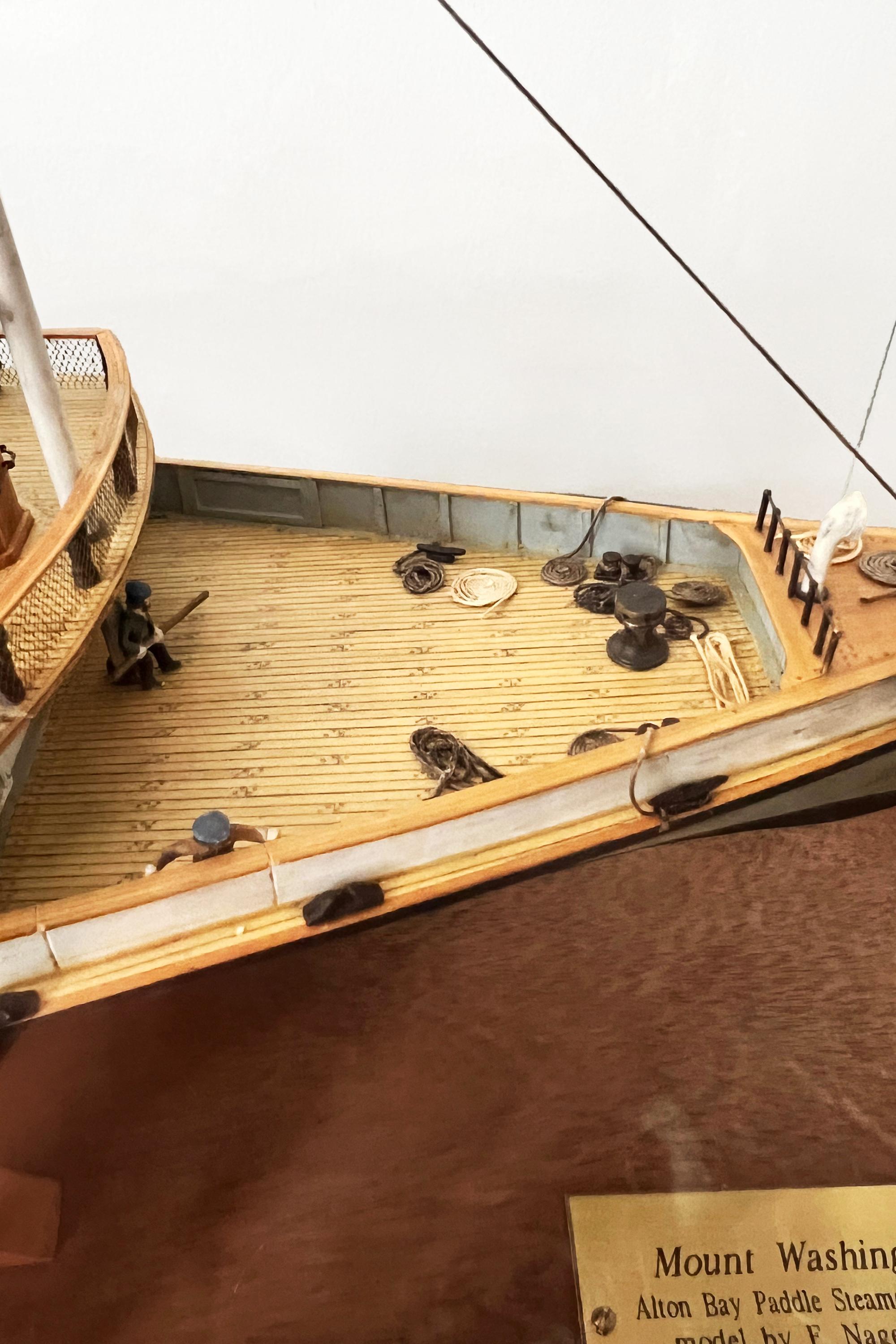 Modèle de bateau polychrome du Paddle Steam Mount Washington, de Fred Nagel 1988 en vente 1