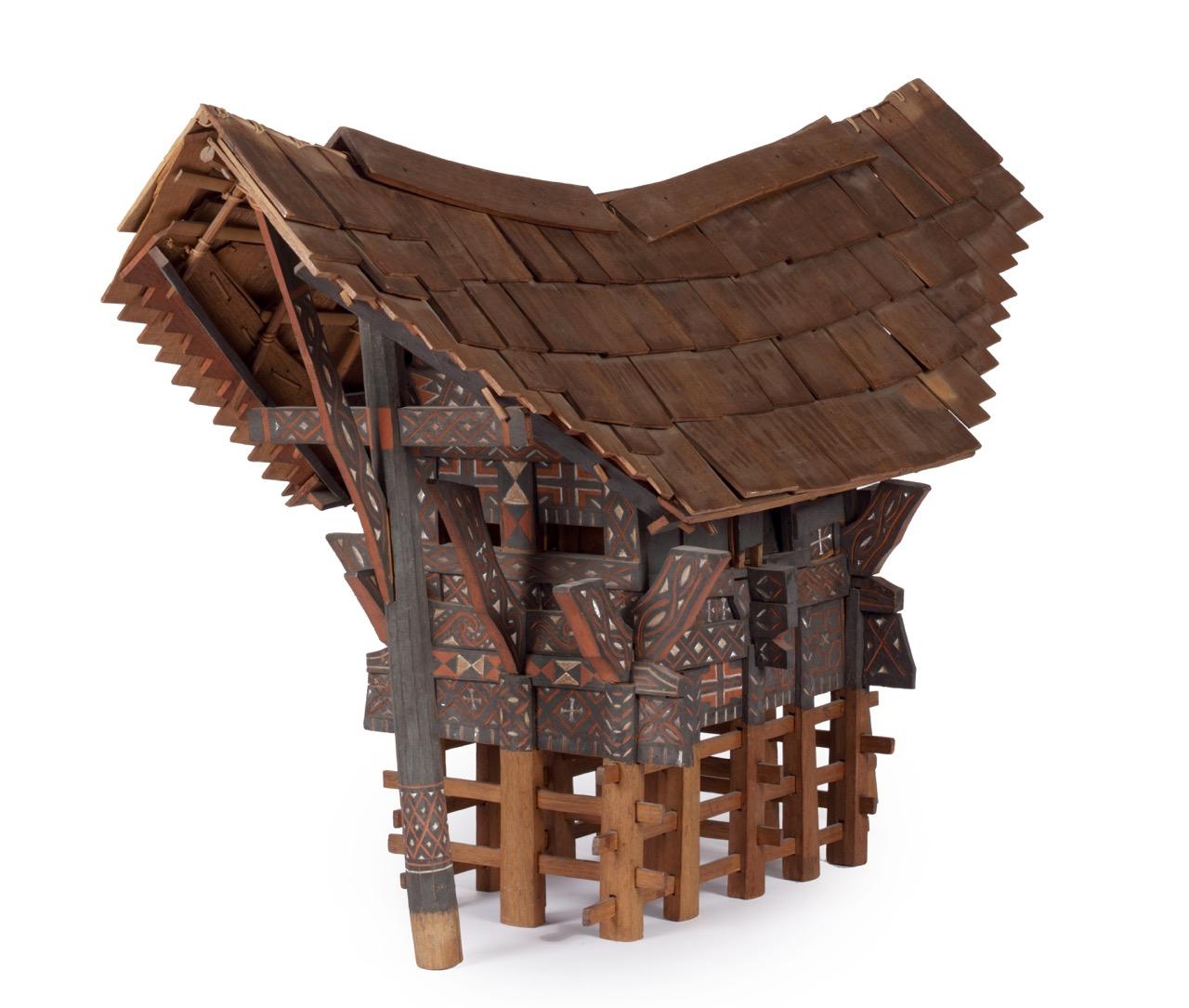 Indonésien Modèle en bois polychrome d'une maison de Toraja ou Tongkonan indonésienne, vers 1900 en vente
