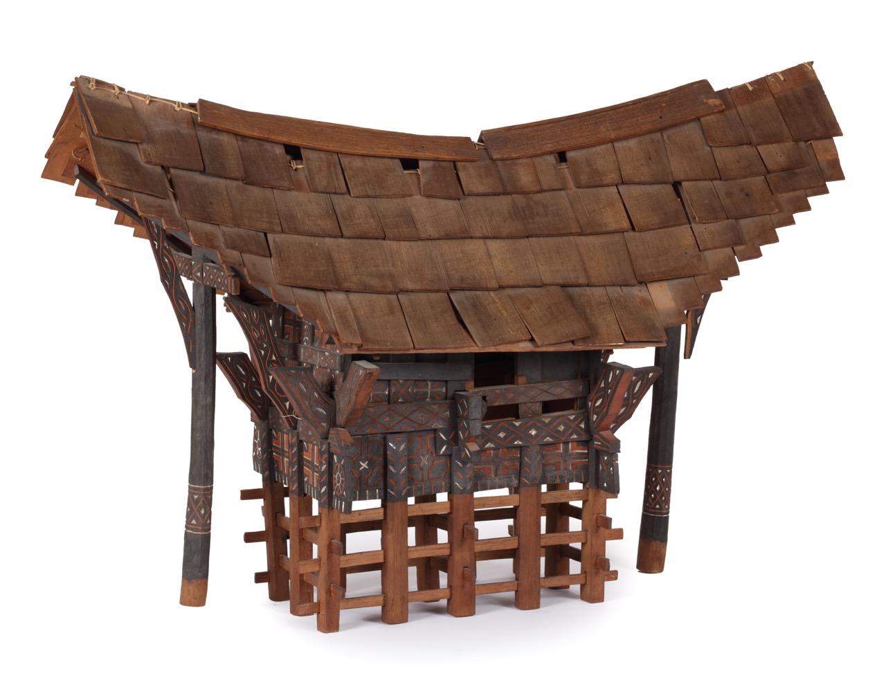 Modèle en bois polychrome d'une maison de Toraja ou Tongkonan indonésienne, vers 1900 Bon état - En vente à Amsterdam, NL