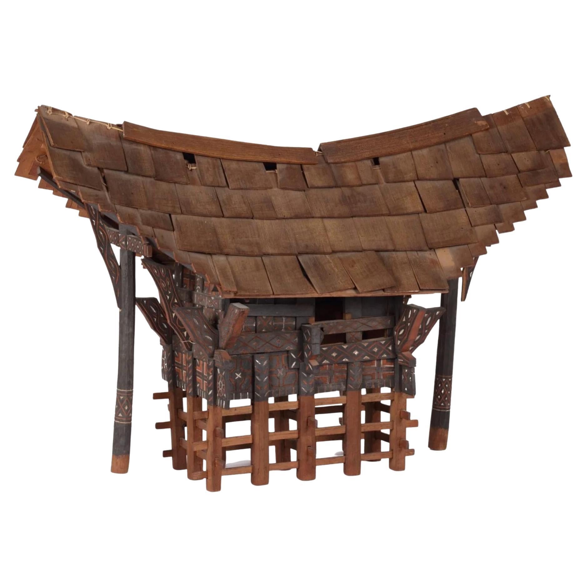 Modèle en bois polychrome d'une maison de Toraja ou Tongkonan indonésienne, vers 1900 en vente