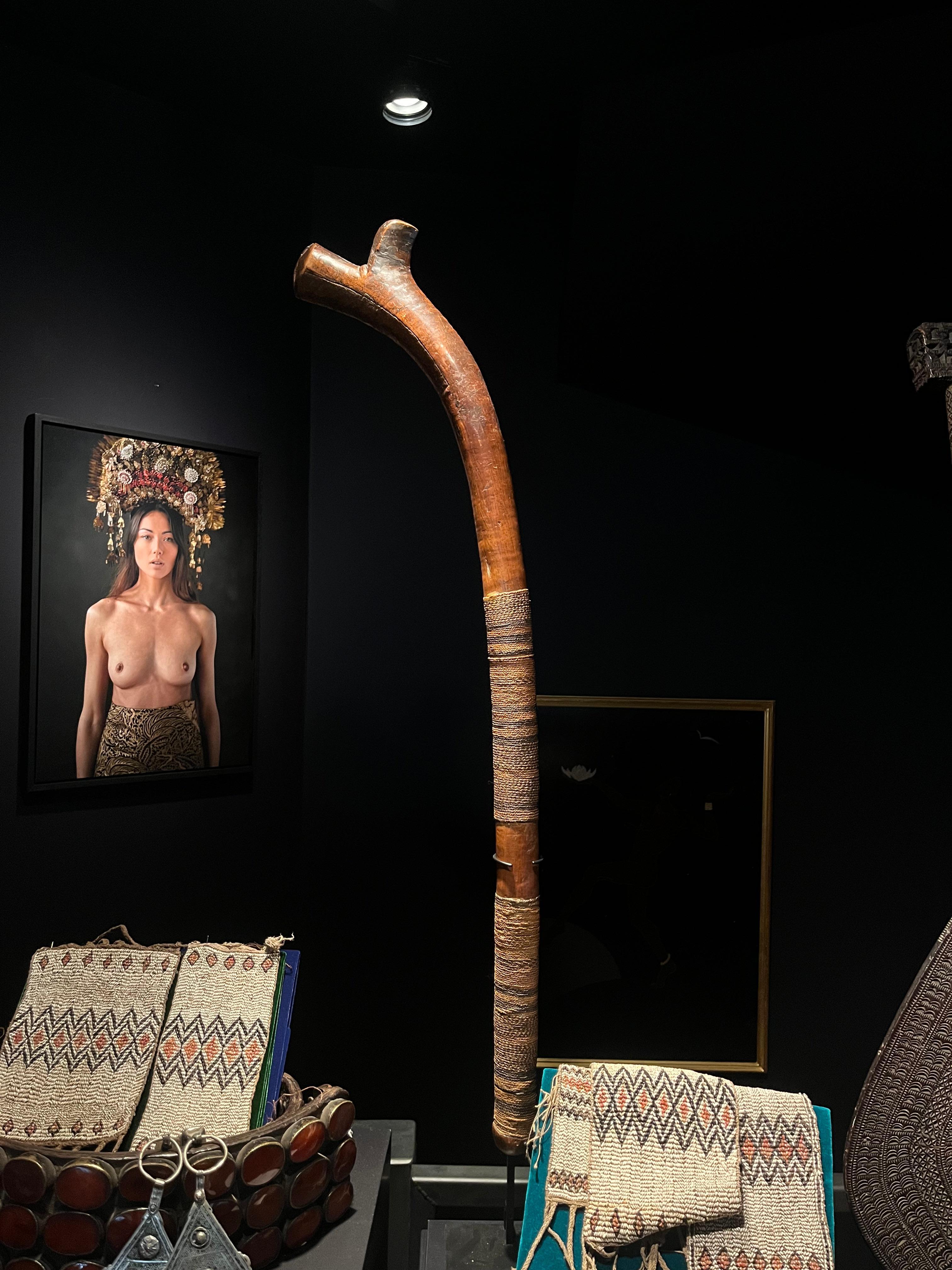 Fidji, probablement début du 20e siècle

La culture polynésienne est traditionnellement une culture de pouvoir et de prestige, et la frontière entre bataille et cérémonie était ténue. Peuple guerrier par excellence, les Fidjiens disposaient d'une