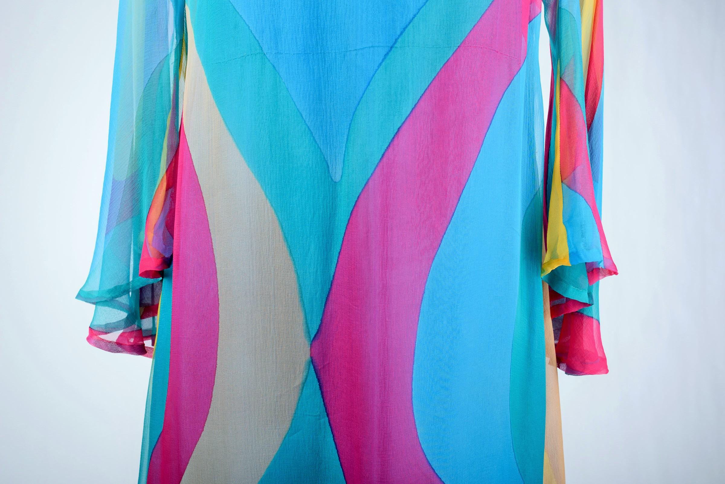Robe de cérémonie en mousseline imprimée Pop Art - France Circa 1975 en vente 6