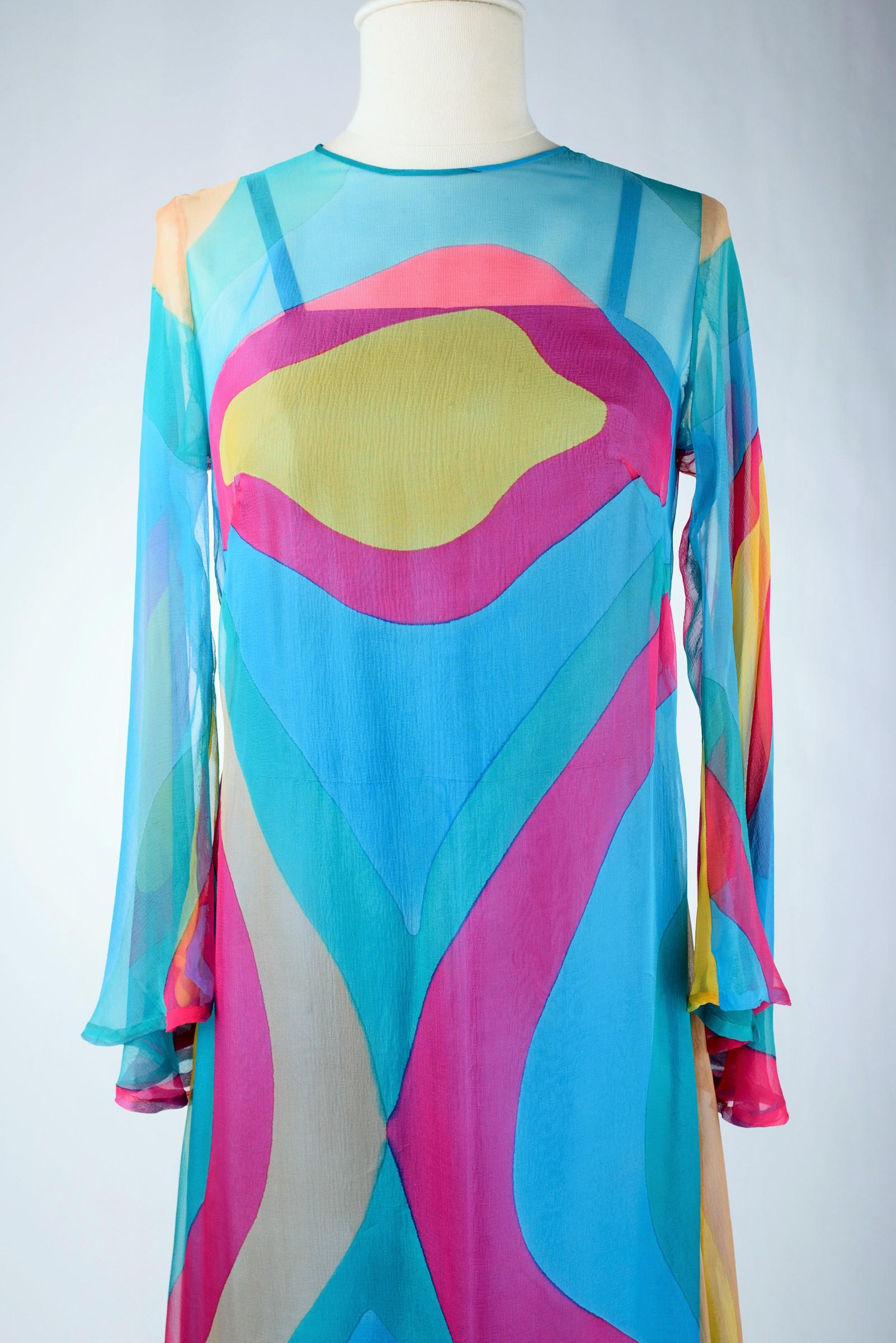 Circa 1970-1975 France
Robe longue magistrale en crêpe de soie imprimé, sans griffe et datant des années 1970. Robe chasuble à l'imprimé psychédélique typique du Pop Art de cette période. Crêpe de soie translucide avec de grands cercles