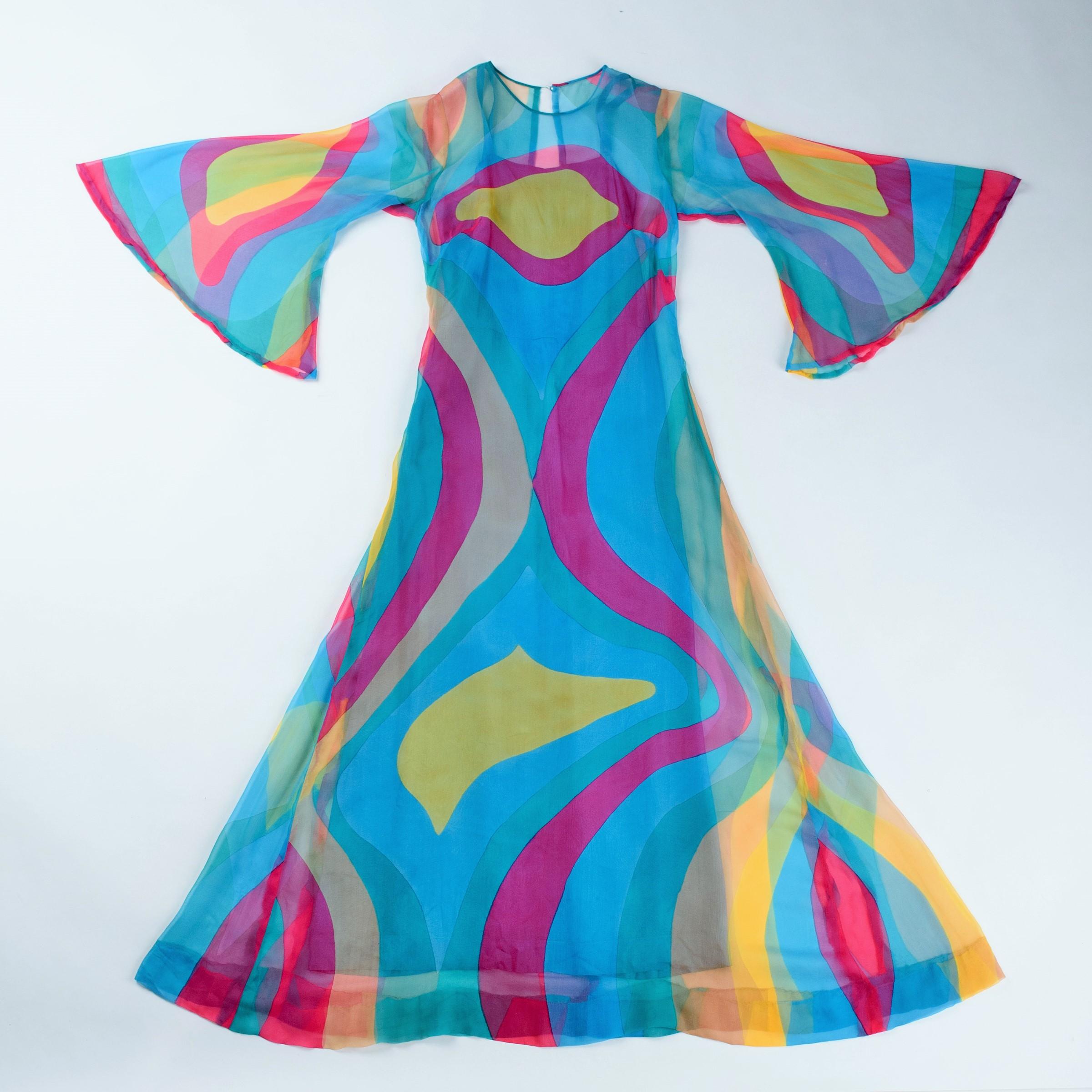 Bleu Robe de cérémonie en mousseline imprimée Pop Art - France Circa 1975 en vente