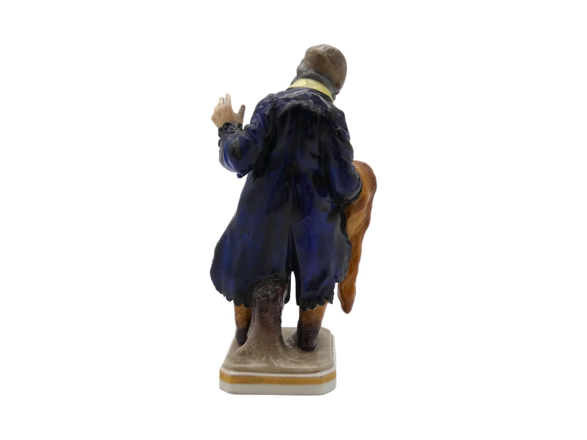 A Porcelain European Jewish Fur Trader Figurine, Late 19th Century In Good Condition For Sale In New York, NY
