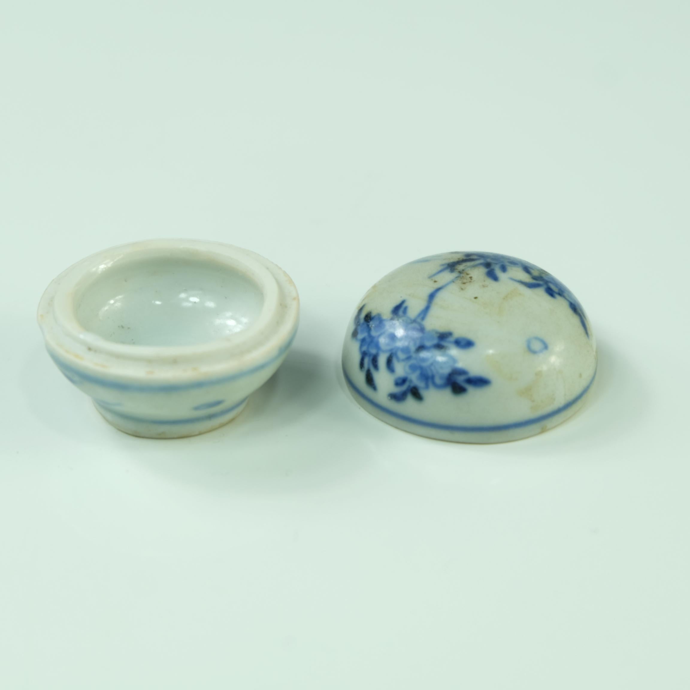 Ming Porcelain Medicinal Pill Box from the 'the Hatcher Junk circa 1643-1646' For Sale