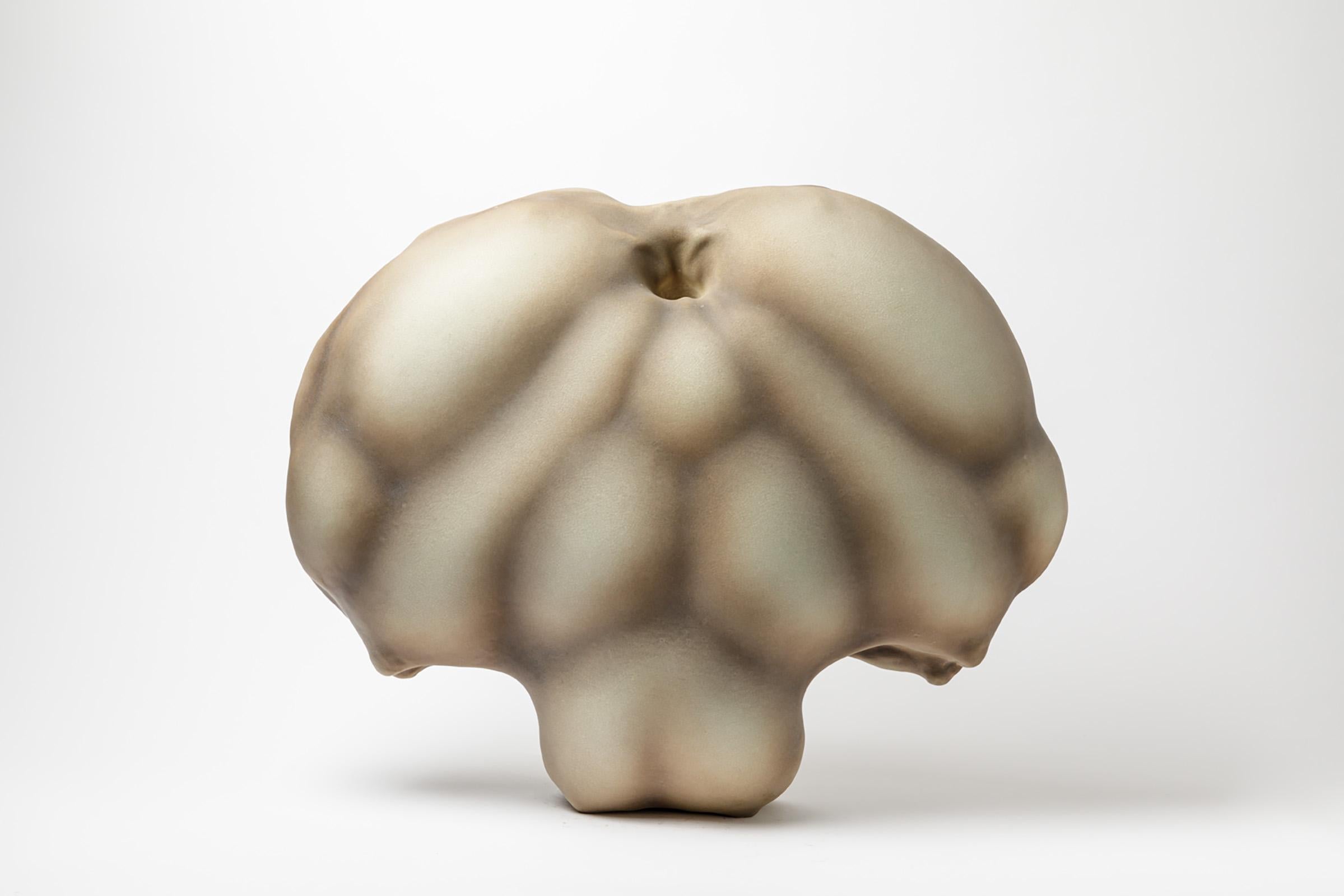A porcelain sculpture by Wayne Fischer, 1989 In New Condition For Sale In Saint-Ouen, FR