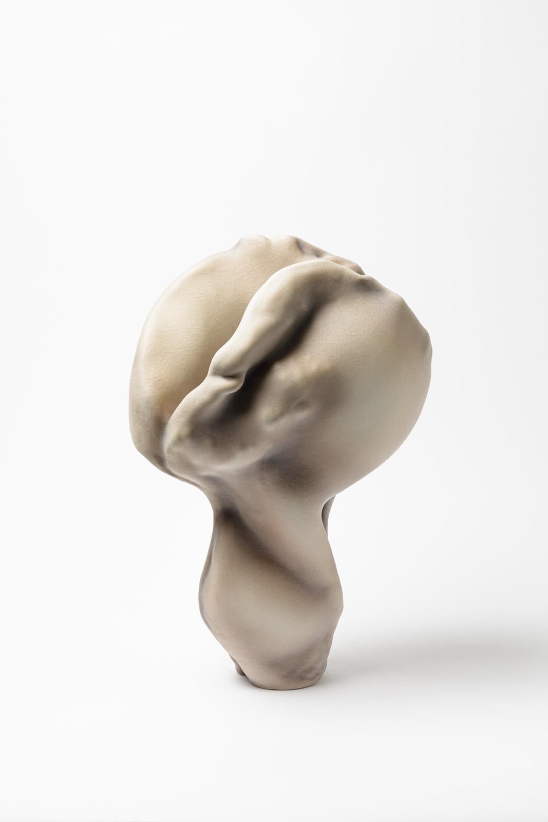 Una scultura in porcellana di Wayne Fischer.
Perfette condizioni originali.
Firmato.
Pezzo unico.
2022.

Come può un oggetto inerte produrre emozioni profondamente ignare, indecifrabili e incontrollabili?
Wayne Fischer è un artista in grado