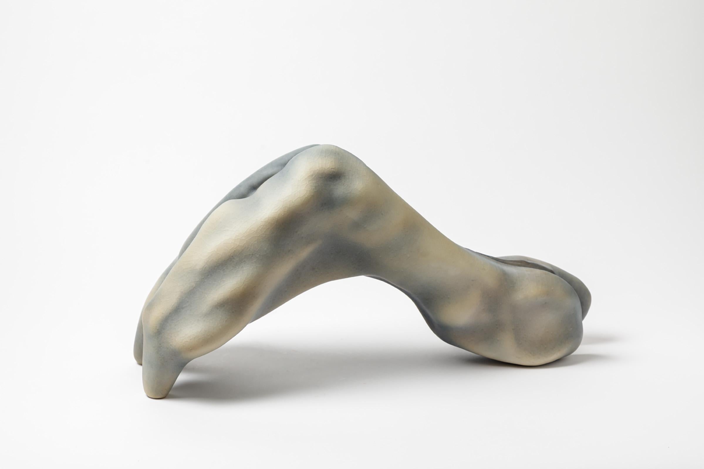 Una scultura in porcellana di Wayne Fischer.
Perfette condizioni originali.
Firmato.
Pezzo unico.
2022.

Come può un oggetto inerte produrre emozioni profondamente ignare, indecifrabili e incontrollabili?
Wayne Fischer è un artista in grado