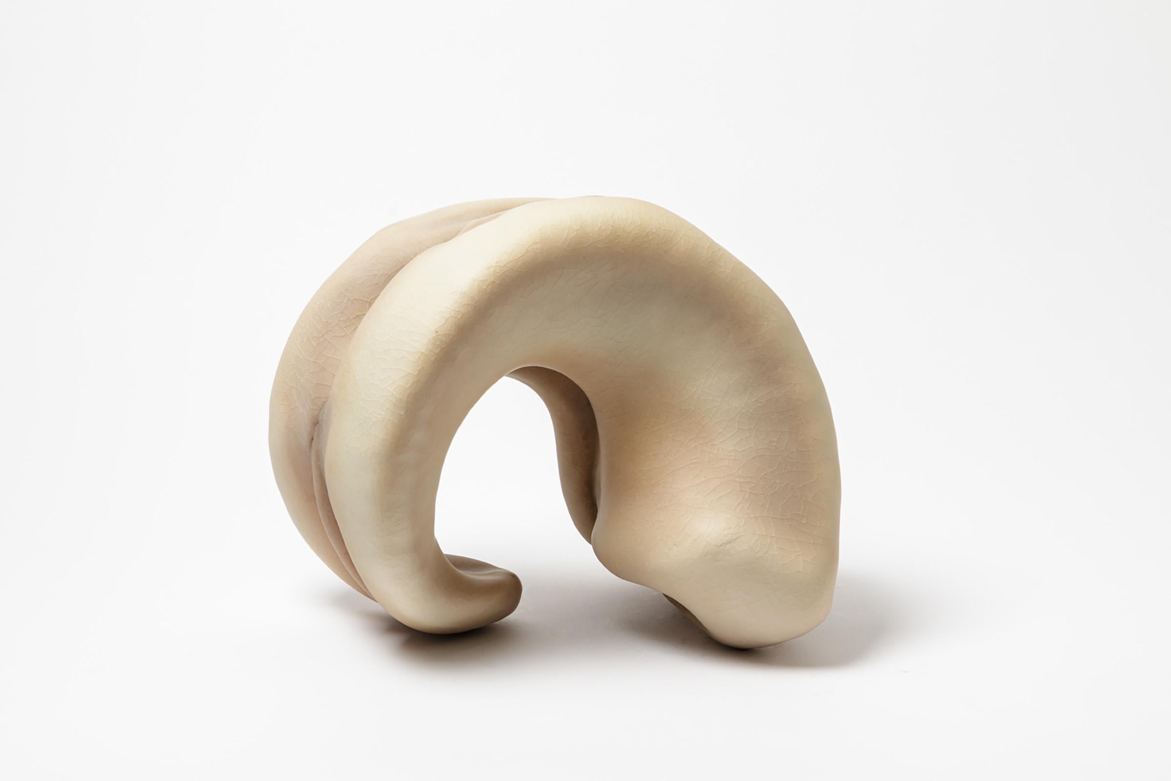 Una scultura in porcellana di Wayne Fischer.
Perfette condizioni originali.
Firmato.
Pezzo unico.
2022.

Come può un oggetto inerte produrre emozioni profondamente ignare, indecifrabili e incontrollabili?
Wayne Fischer è un artista in grado