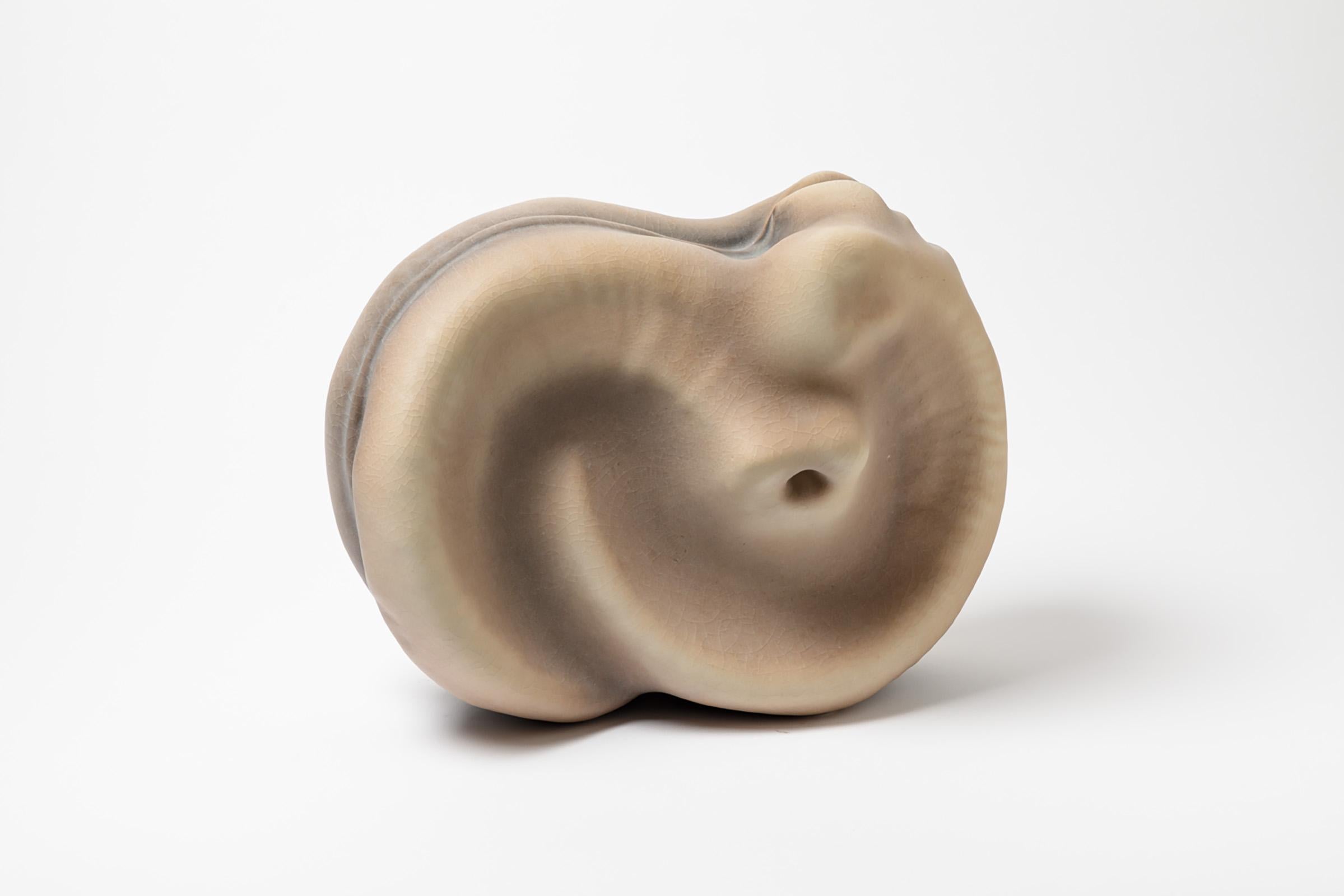 Beaux-Arts Une sculpture en porcelaine de Wayne Fischer, 2022 en vente