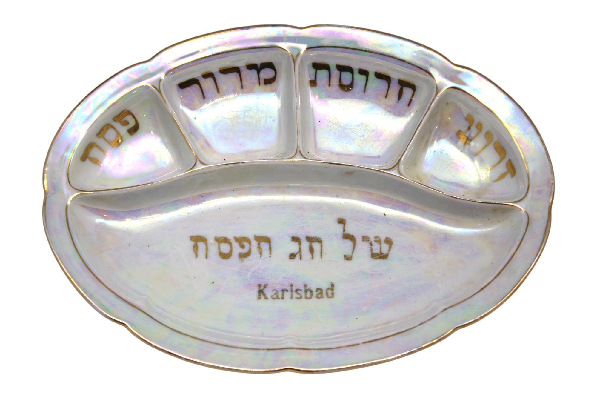 Cette assiette de Seder en porcelaine, un exemple intriguant et très rare de Judaïca du début du XXe siècle, a été fabriquée dans la célèbre région de Karlsbad (qui faisait alors partie de l'Empire austro-hongrois, aujourd'hui Karlovy Vary, en