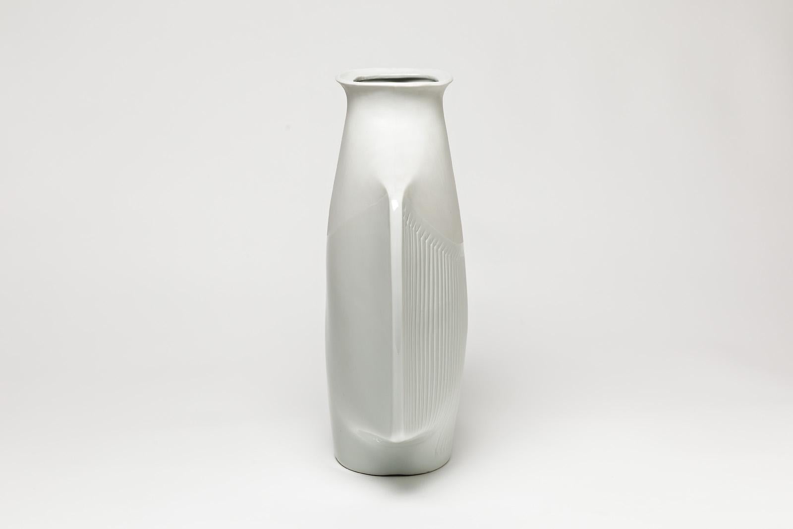 A porcelain vase by Yves Mohy for Virebent.
Perfect original conditions,
circa 1970.
Signed under the base.