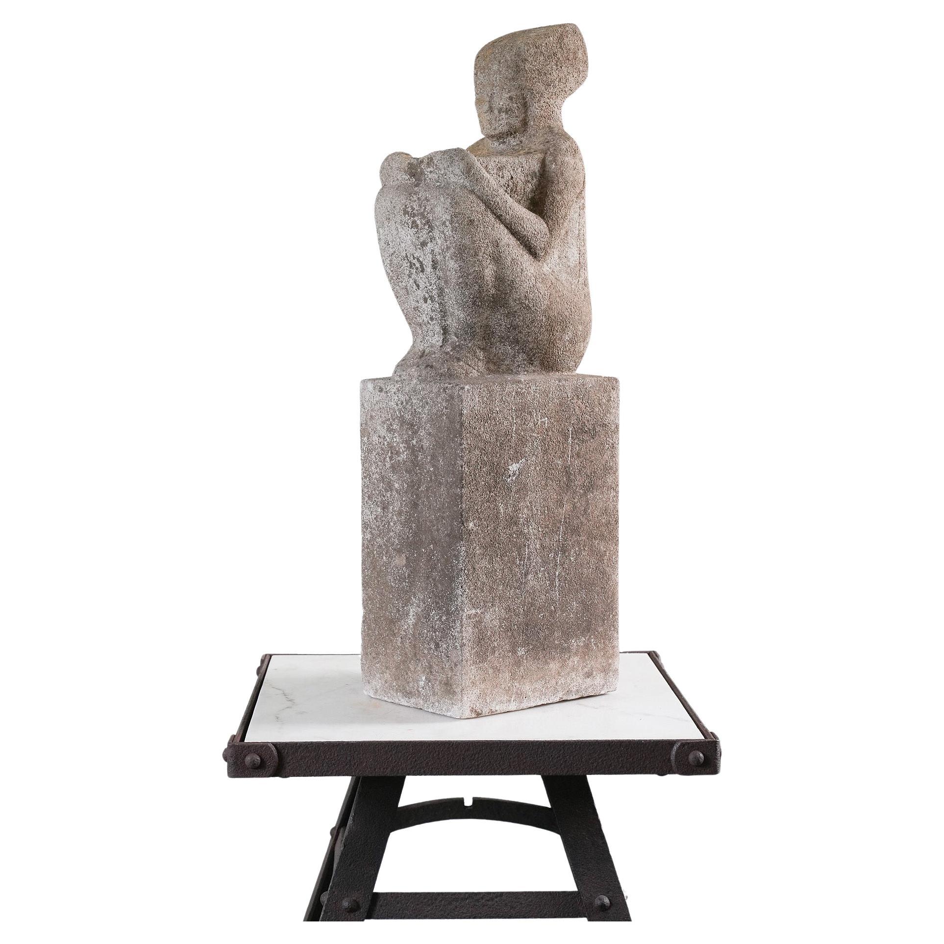 Figura tallada en piedra de Portland con plinto rectangular integral de una Deidad egipcia sentada.

Alrededor de 1900.