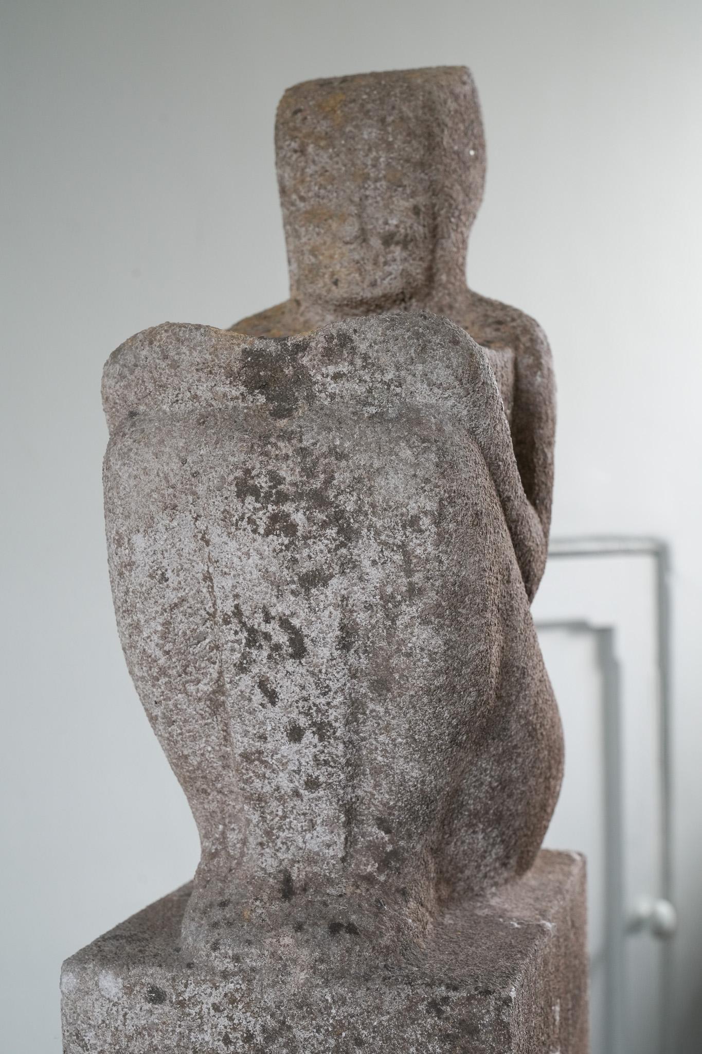 Una estatua de piedra de Portland de una deidad egipcia en Bueno estado para la venta en Conwy, GB