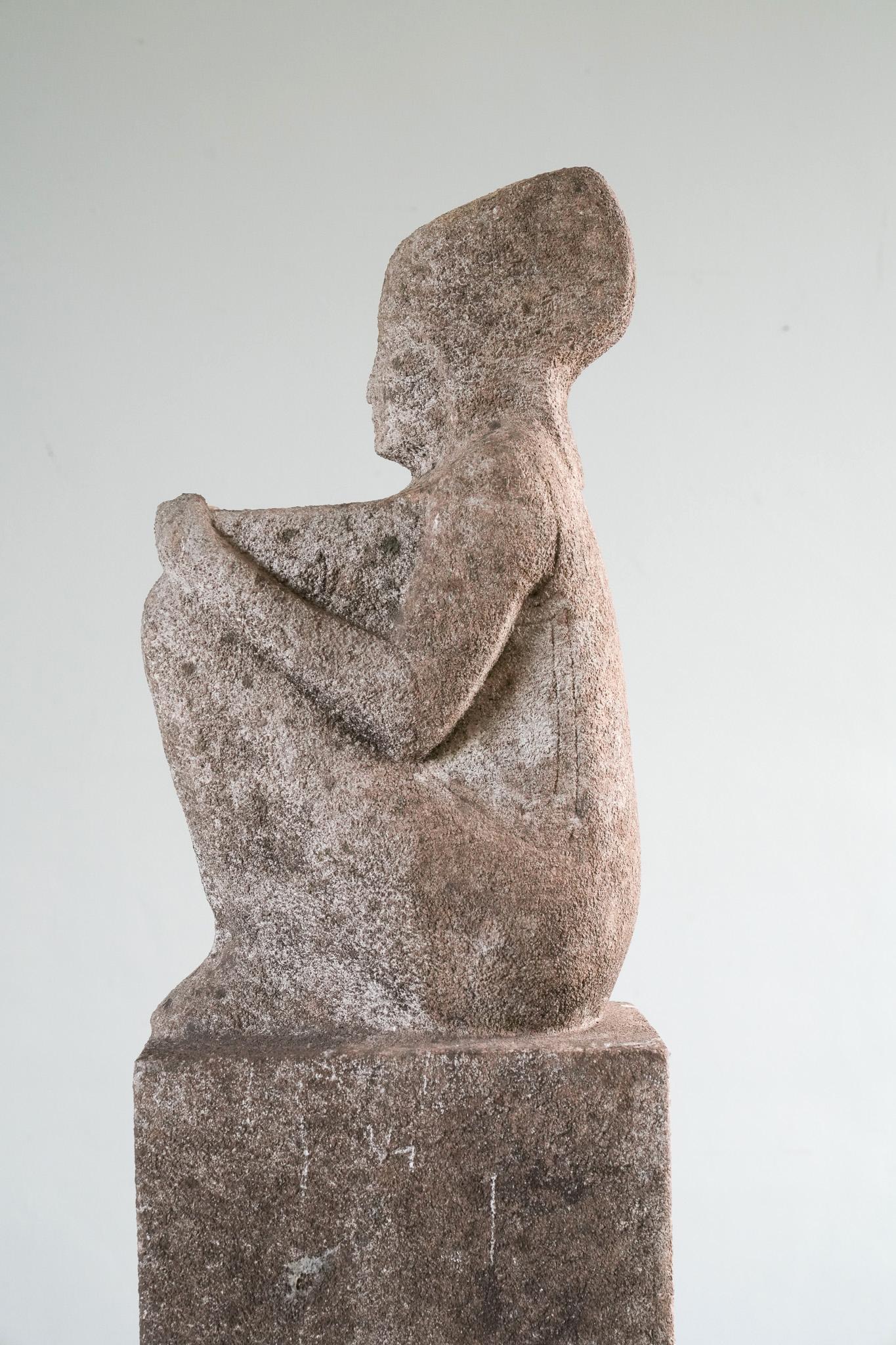 Una estatua de piedra de Portland de una deidad egipcia siglo XX en venta